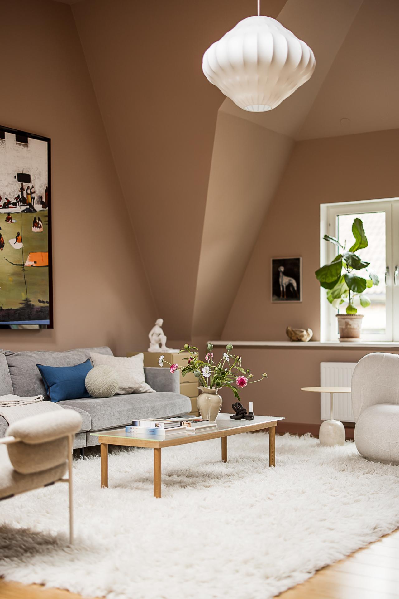 salon murs terracotta cheminée scandinave ancienne décoration contemporaine appartement avec lampadaire IKEA PS 2026