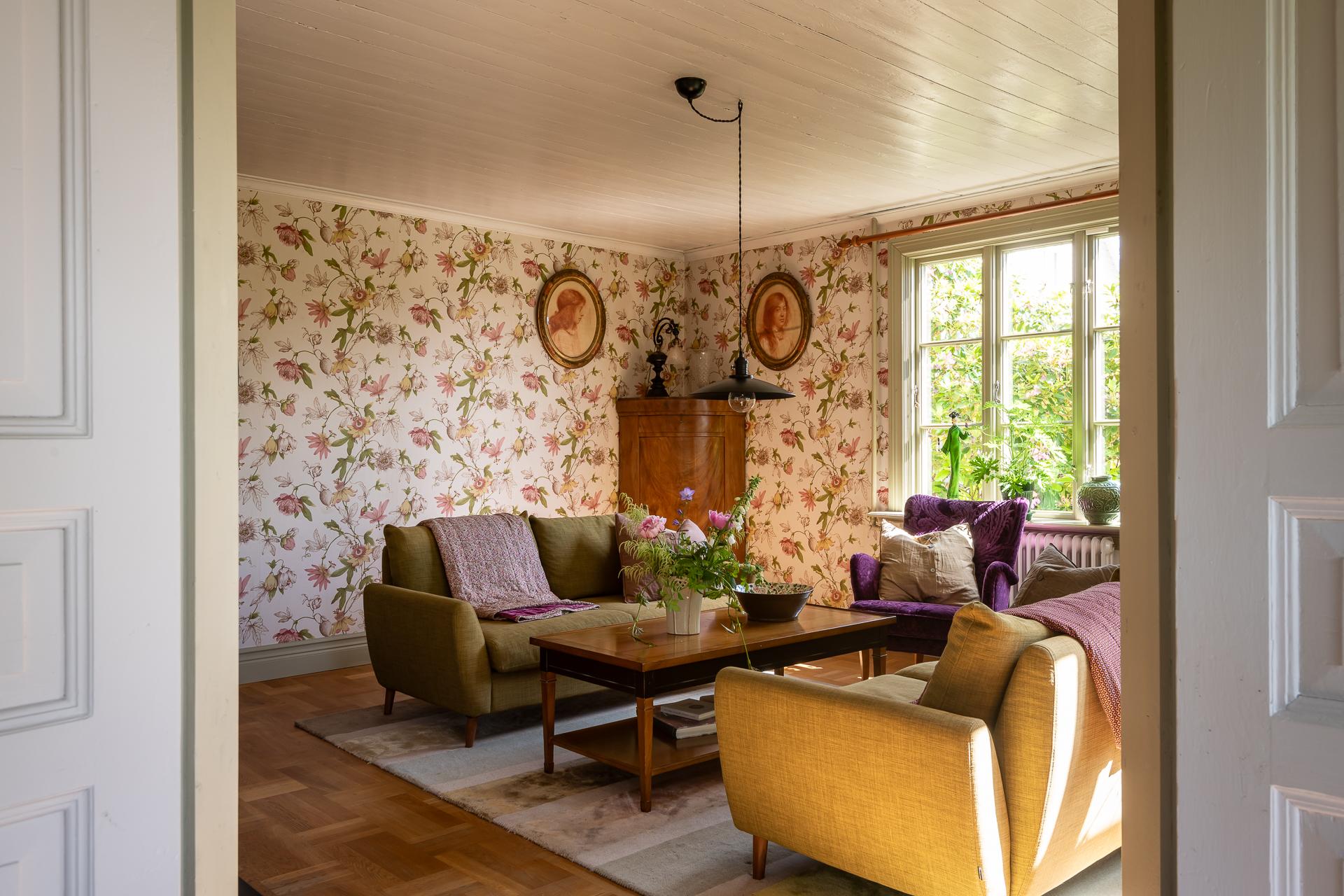 salon avec canapé kaki papier-peint floral vintage décoration scandinave salon avec canapé kaki papier-peint floral vintage décoration scandinave