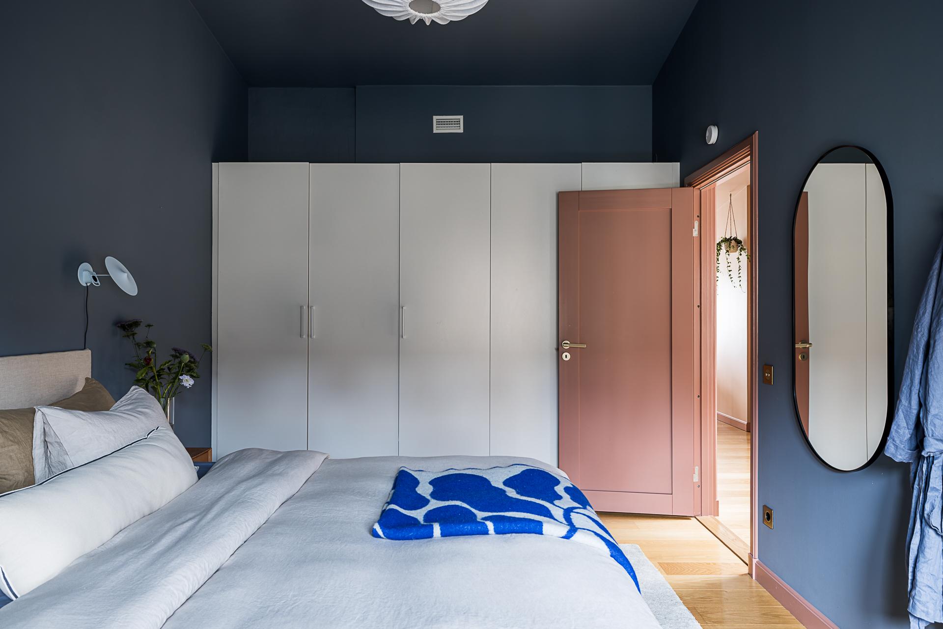 chambre bleue couverture Arket bleue décoration contemporaine appartement avec lampadaire IKEA PS 2026