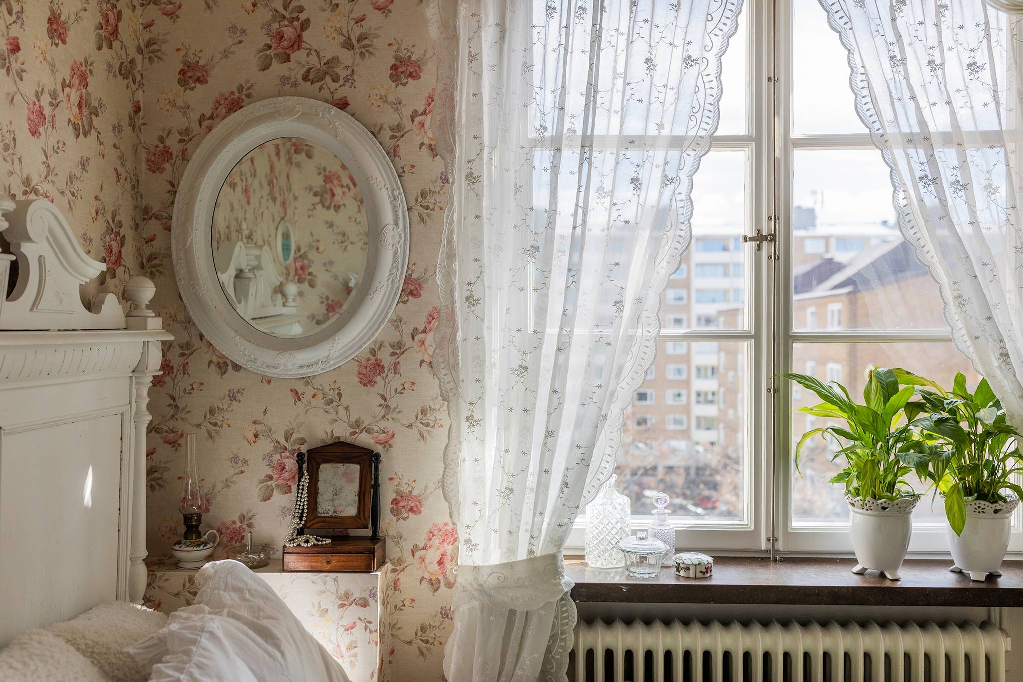 chambre avec papier-peint petit appartement de 30m2 décoration classique chic