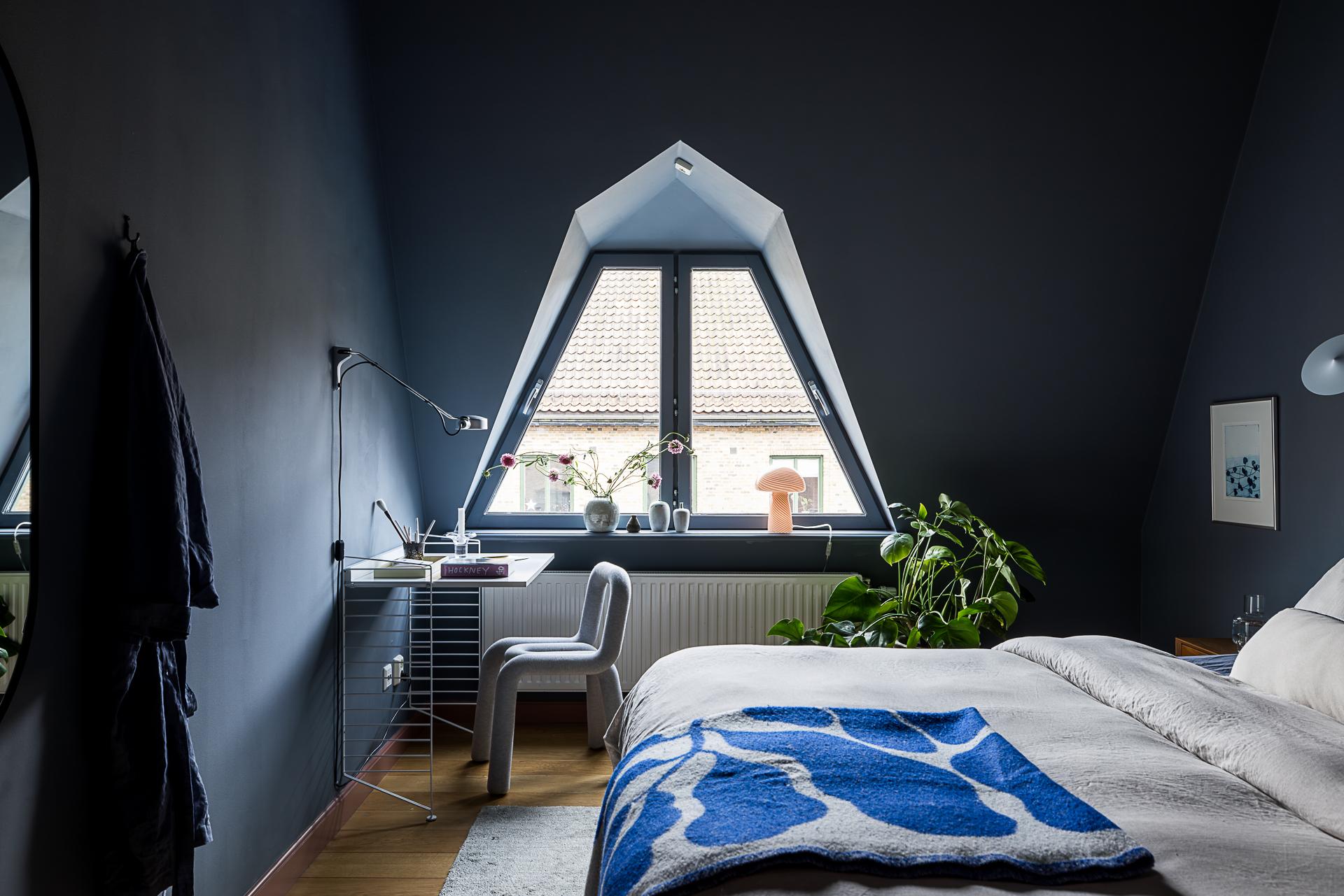 chambre bleue bureau String couverture Arket bleue décoration contemporaine appartement avec lampadaire IKEA PS 2026