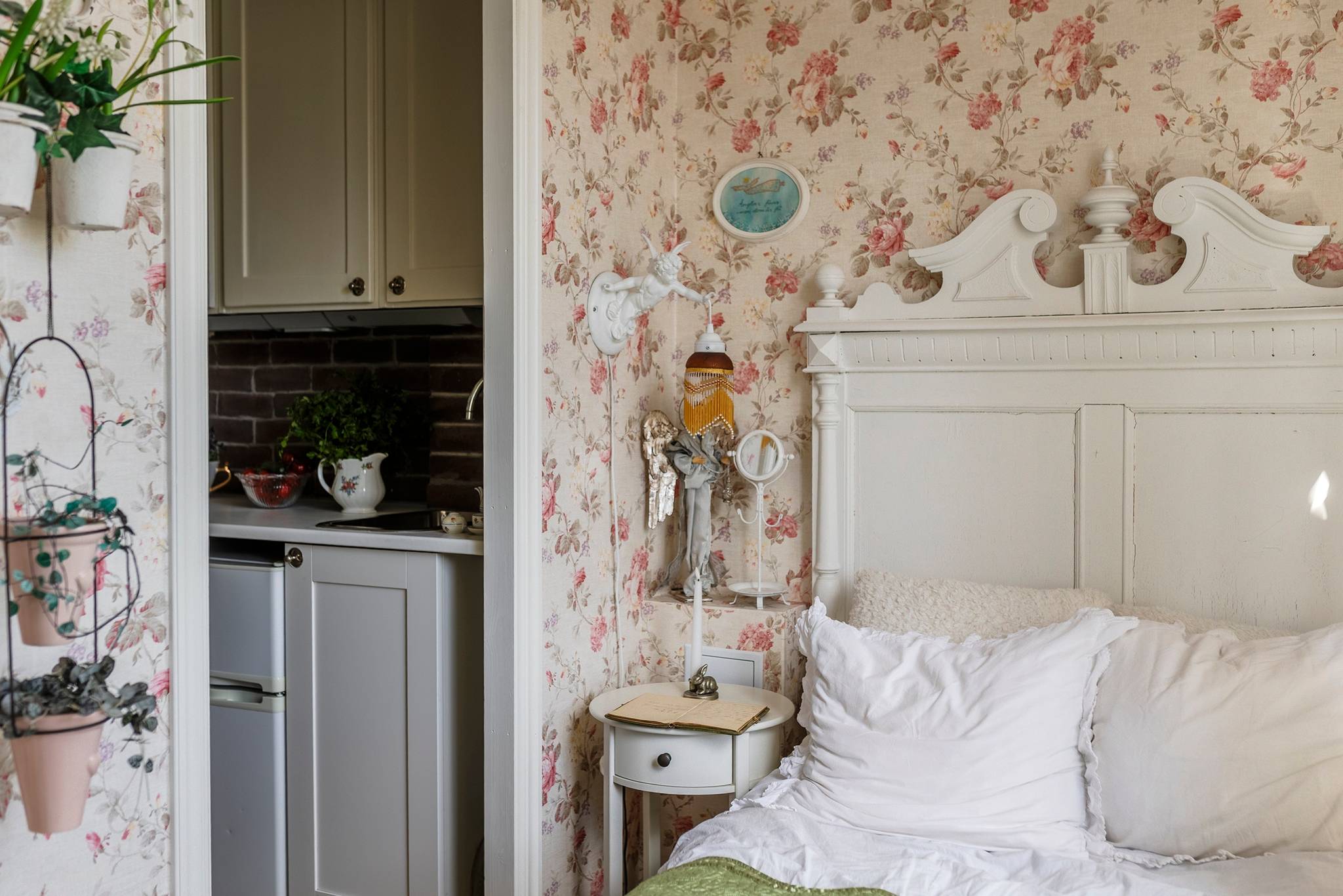 chambre avec papier-peint petit appartement de 30m2 décoration classique chic