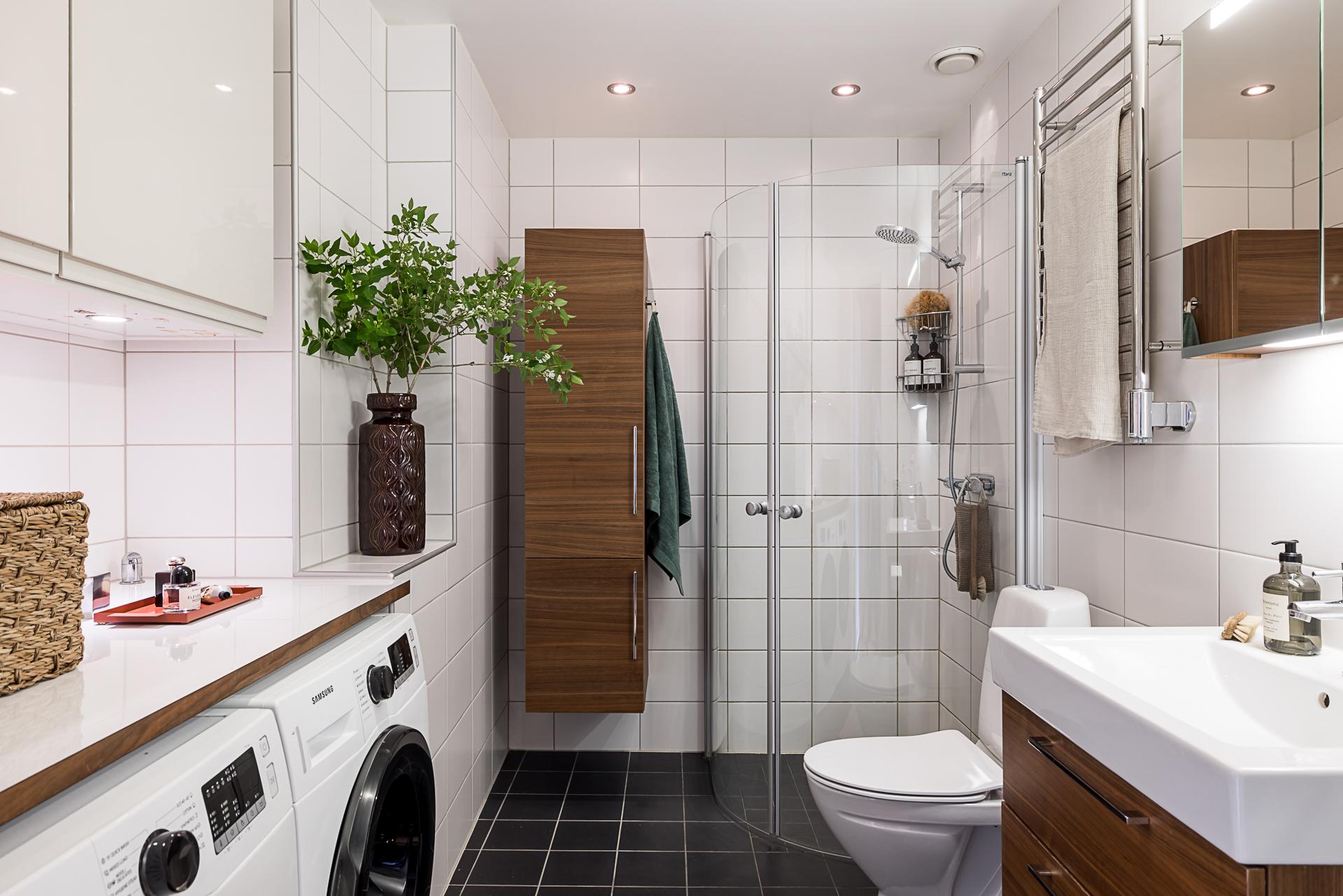 salle de bain moderne blanche