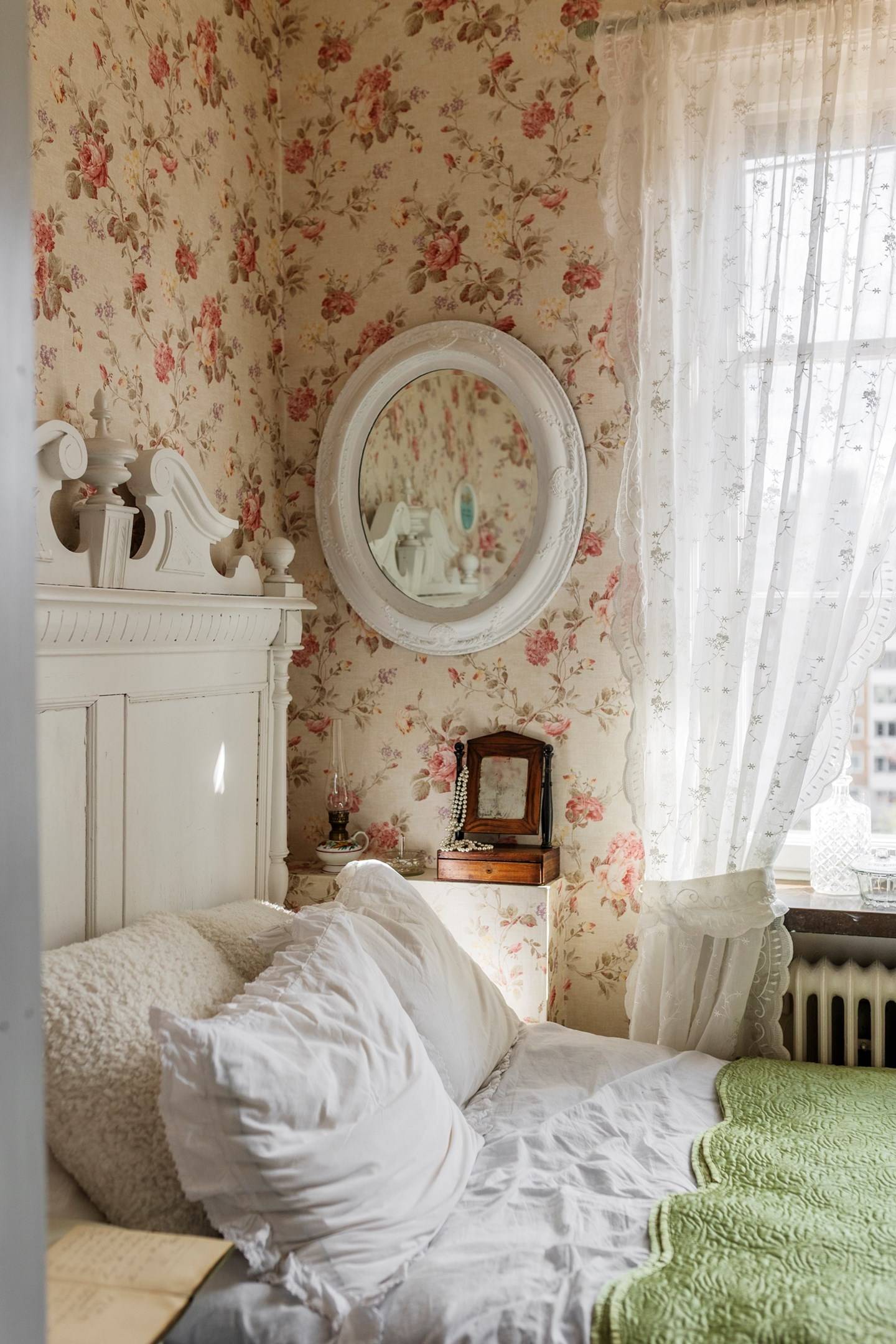 chambre avec papier-peint petit appartement de 30m2 décoration classique chic