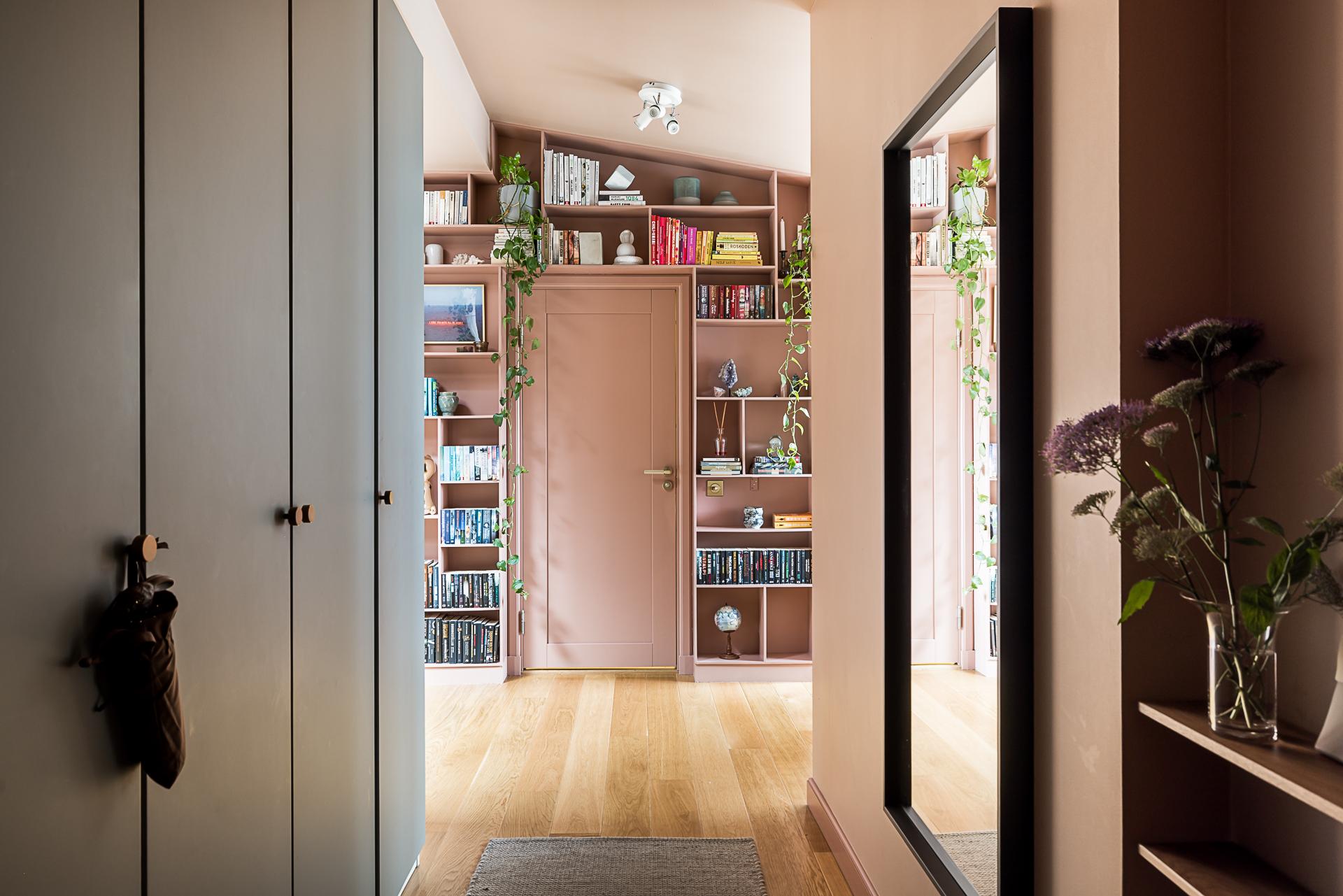 entrée rose avec bibliothèque sur mesure