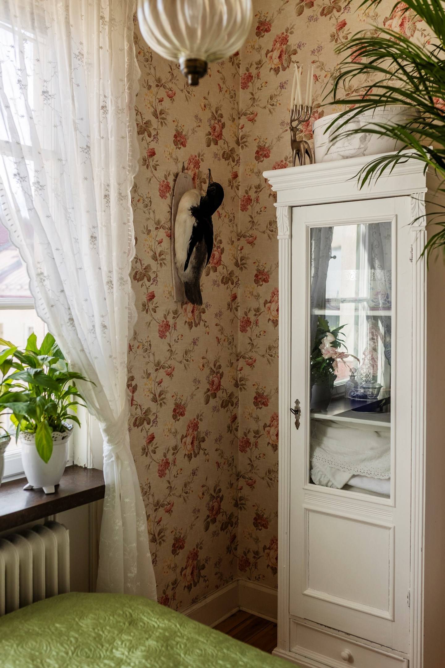 chambre avec papier-peint petit appartement de 30m2 décoration classique chic