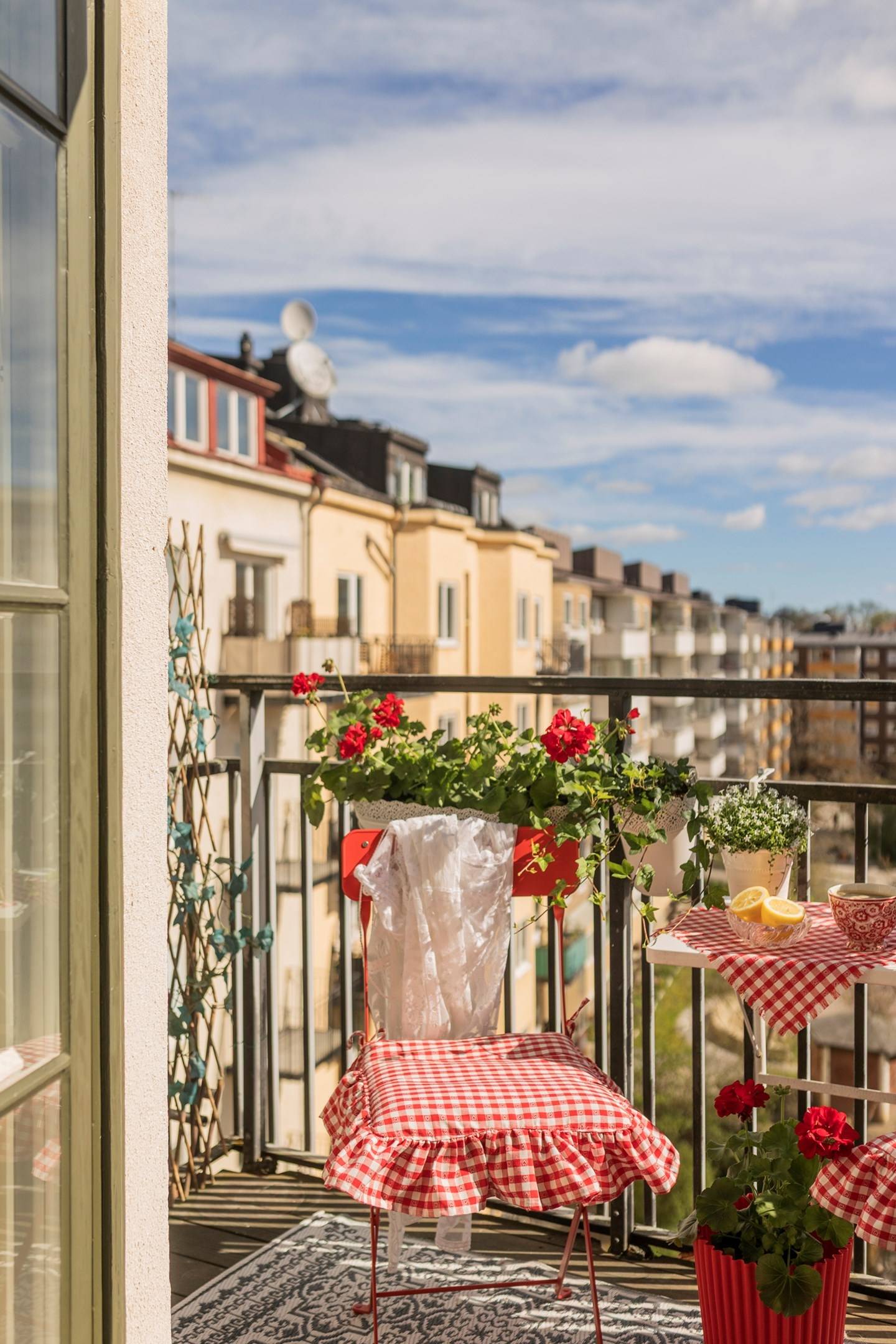 balcon sur cour petit appartement de 30m2 décoration classique chic