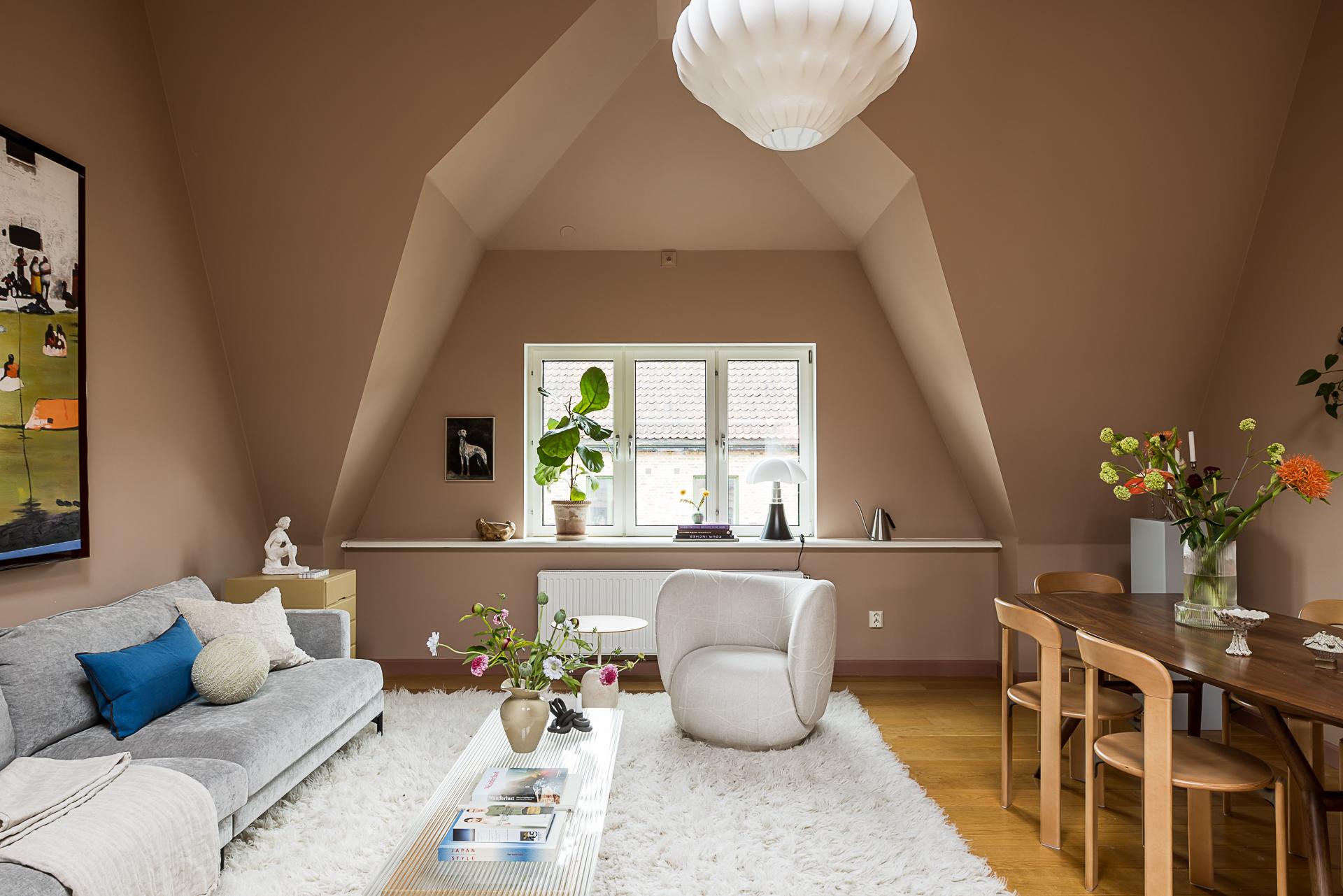 salon murs terracotta cheminée scandinave ancienne décoration contemporaine appartement avec lampadaire IKEA PS 2026