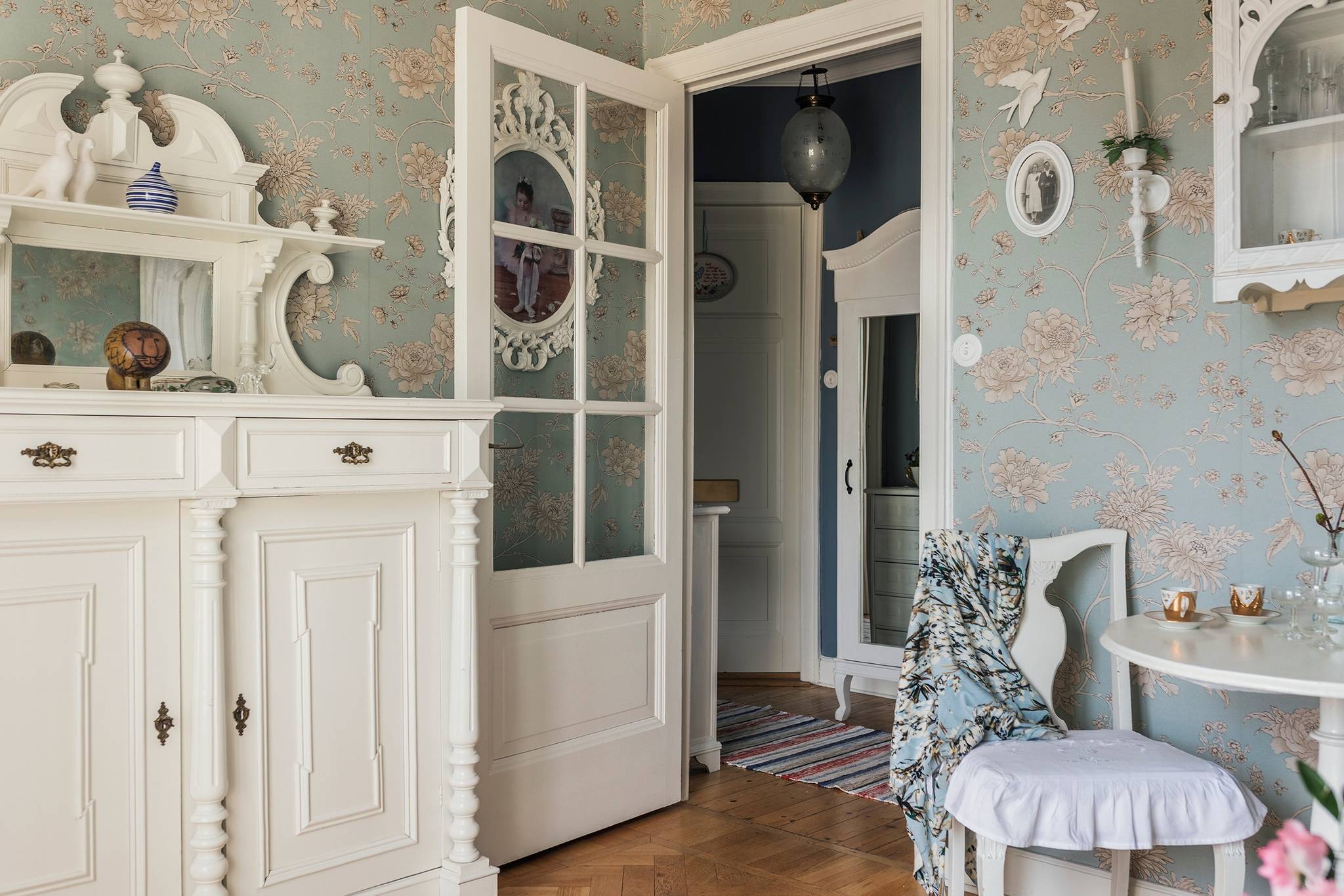 salle à manger papier-peint floral petit appartement de 30m2 décoration classique chic