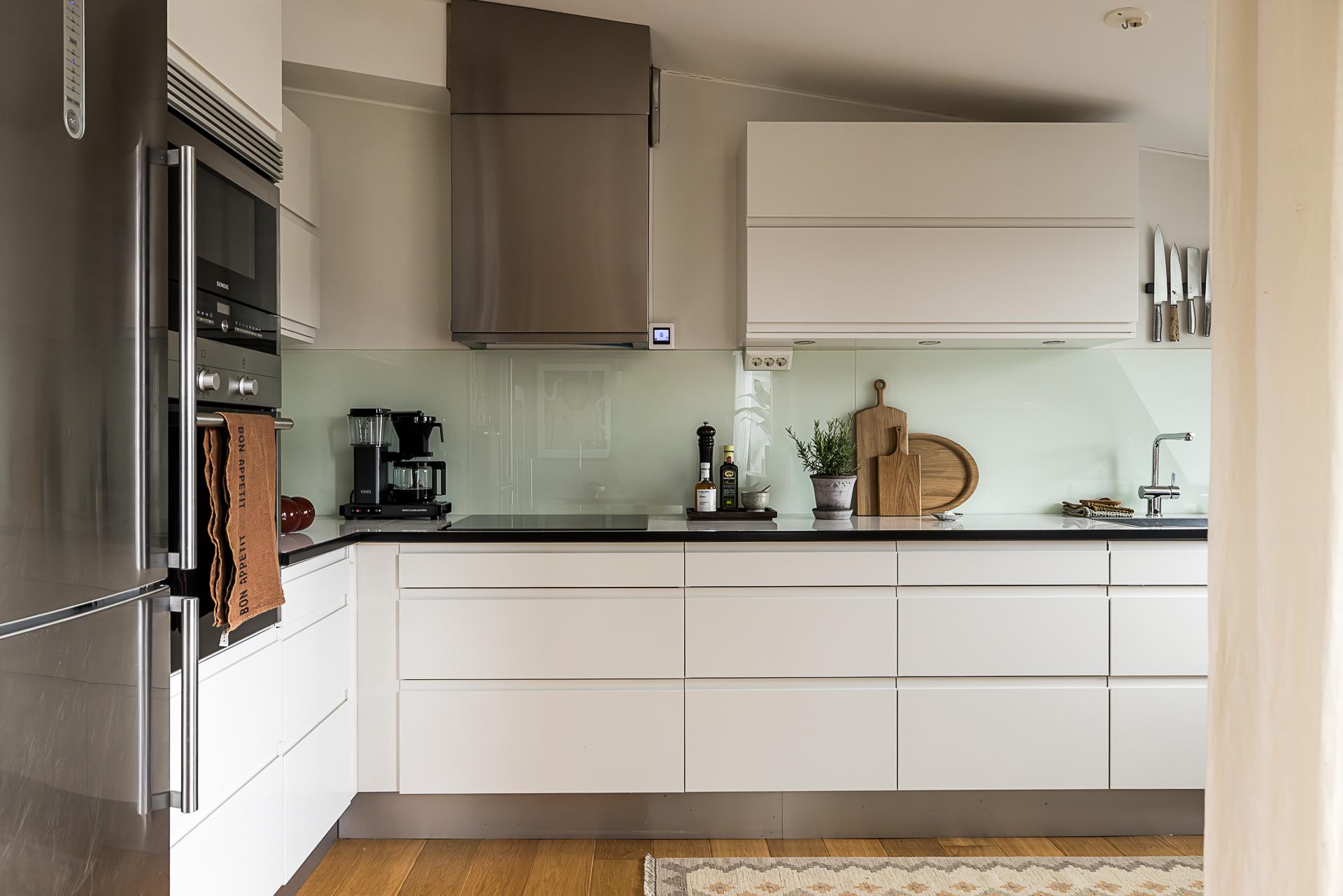 cuisine décoration contemporaine appartement avec lampadaire IKEA PS 2026