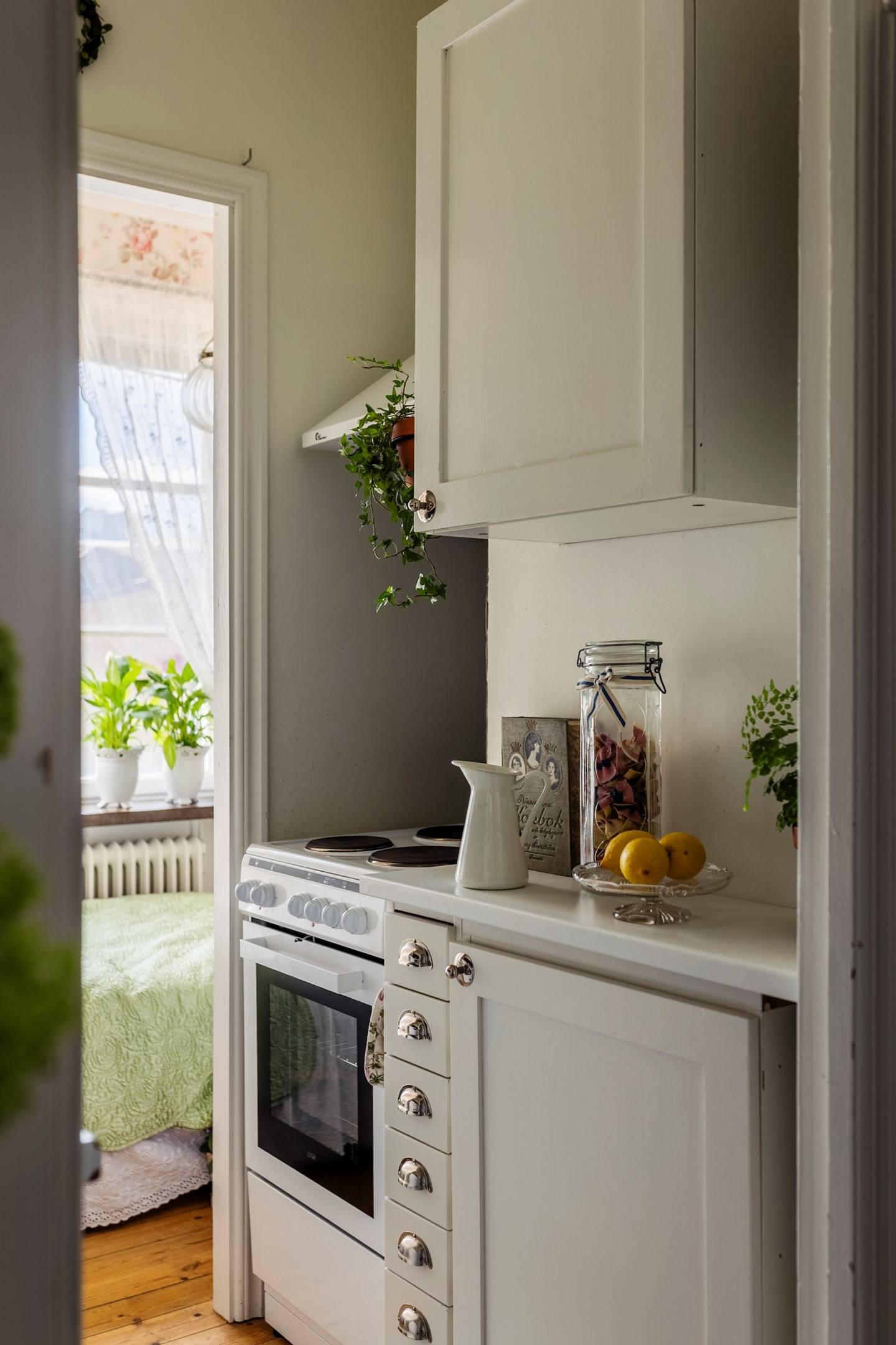 cuisine blanche petit appartement de 30m2 décoration classique chic