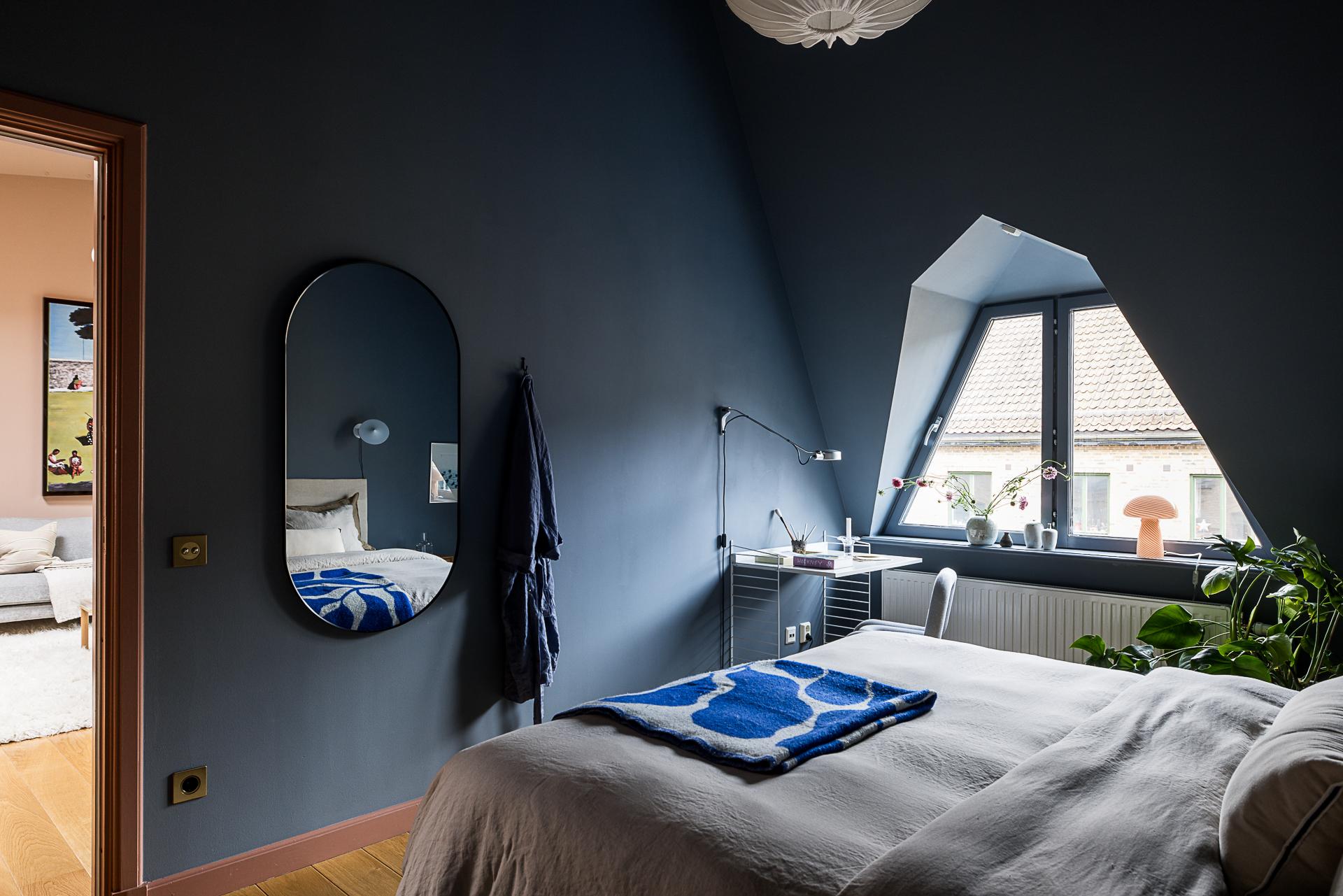 chambre bleue bureau String couverture Arket bleue décoration contemporaine appartement avec lampadaire IKEA PS 2026