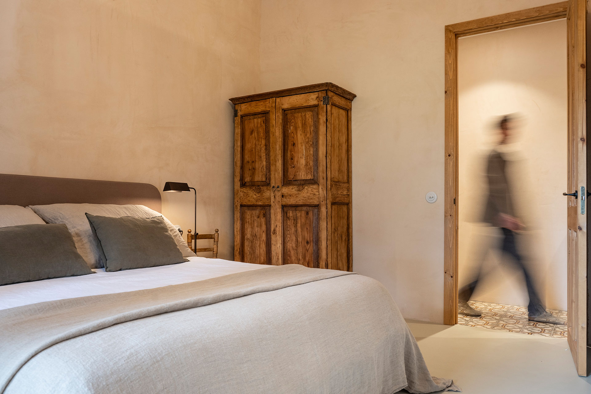chambre décoration rustique chic et naturelle ferme du 18e siècle rénovée Mas Grimosach