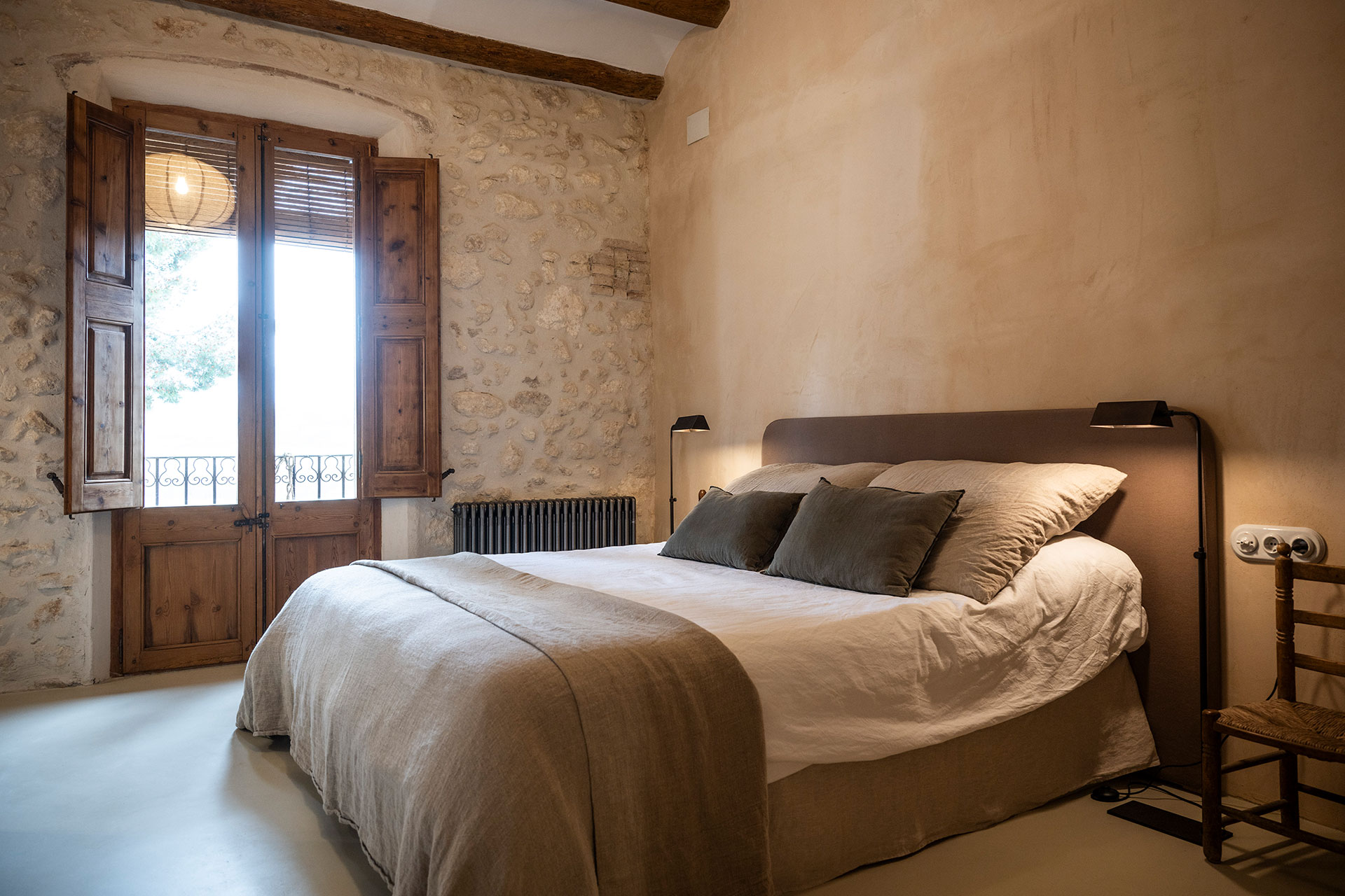 chambre mur de pierres et poutres décoration rustique chic et naturelle ferme du 18e siècle rénovée Mas Grimosach