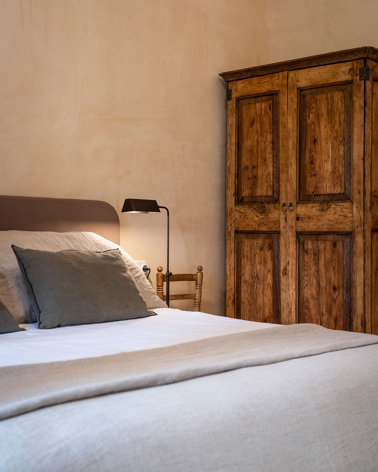 chambre décoration rustique chic et naturelle ferme du 18e siècle rénovée Mas Grimosach