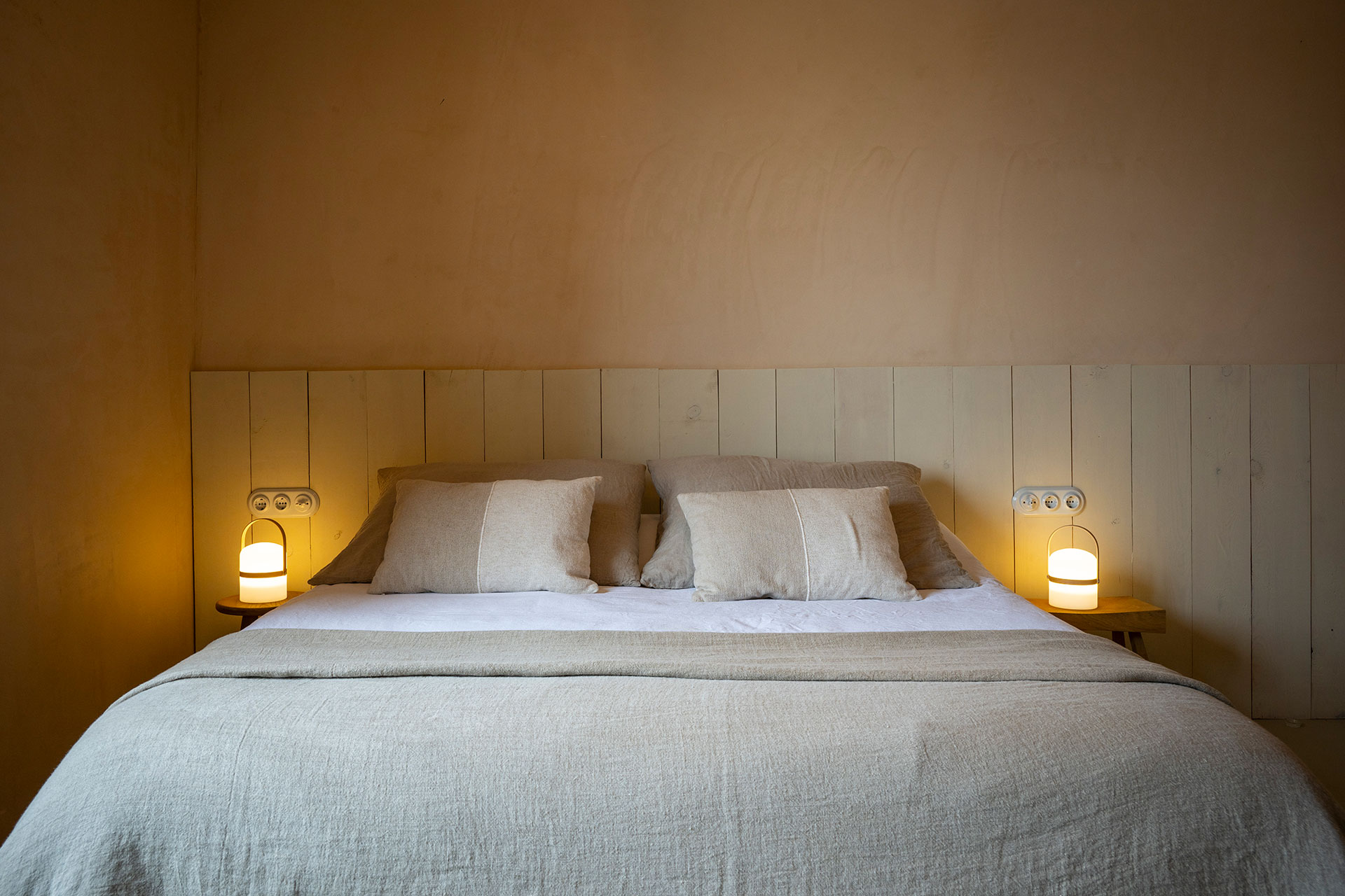 chambre décoration naturelle ferme du 18e siècle rénovée Mas Grimosach