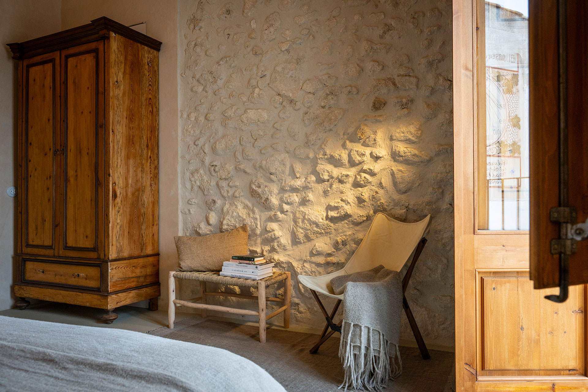 chambre mur de pierres décoration rustique chic et naturelle ferme du 18e siècle rénovée Mas Grimosach