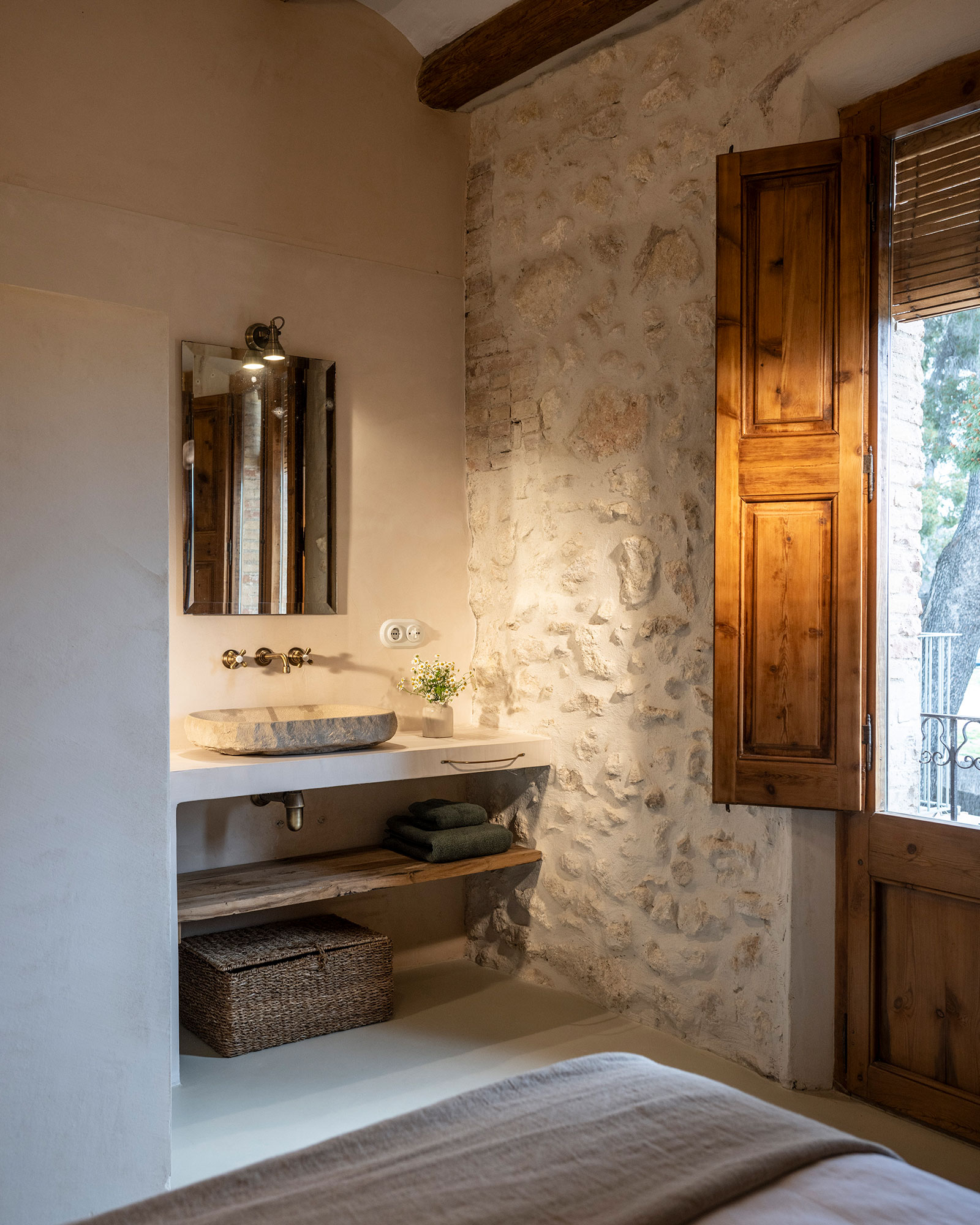 salle de bain mur de pierres et poutres décoration rustique chic et naturelle ferme du 18e siècle rénovée Mas Grimosach