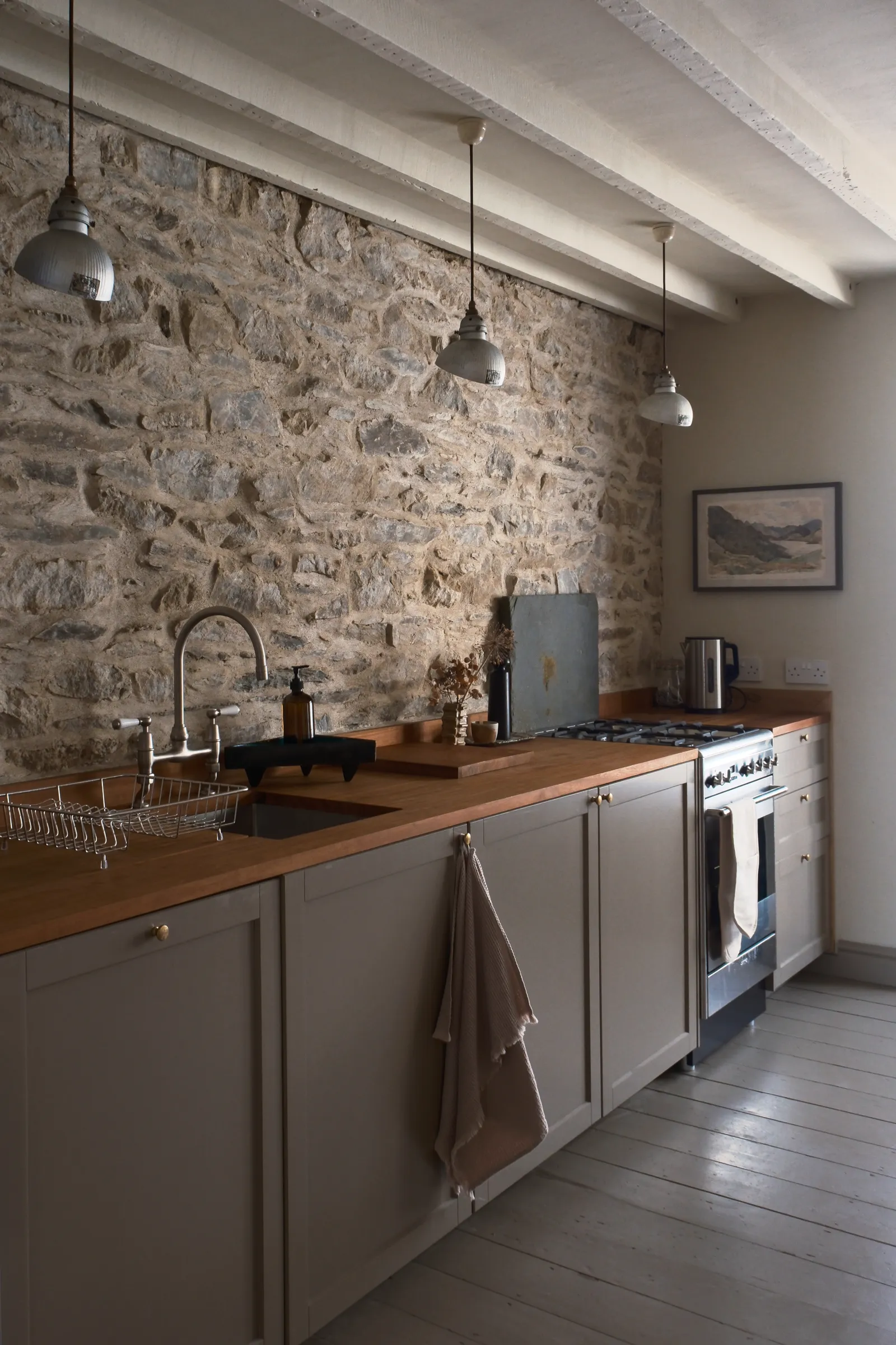 cuisine Shaker grise avec mur de pierre Ty Clai Pays de Galles