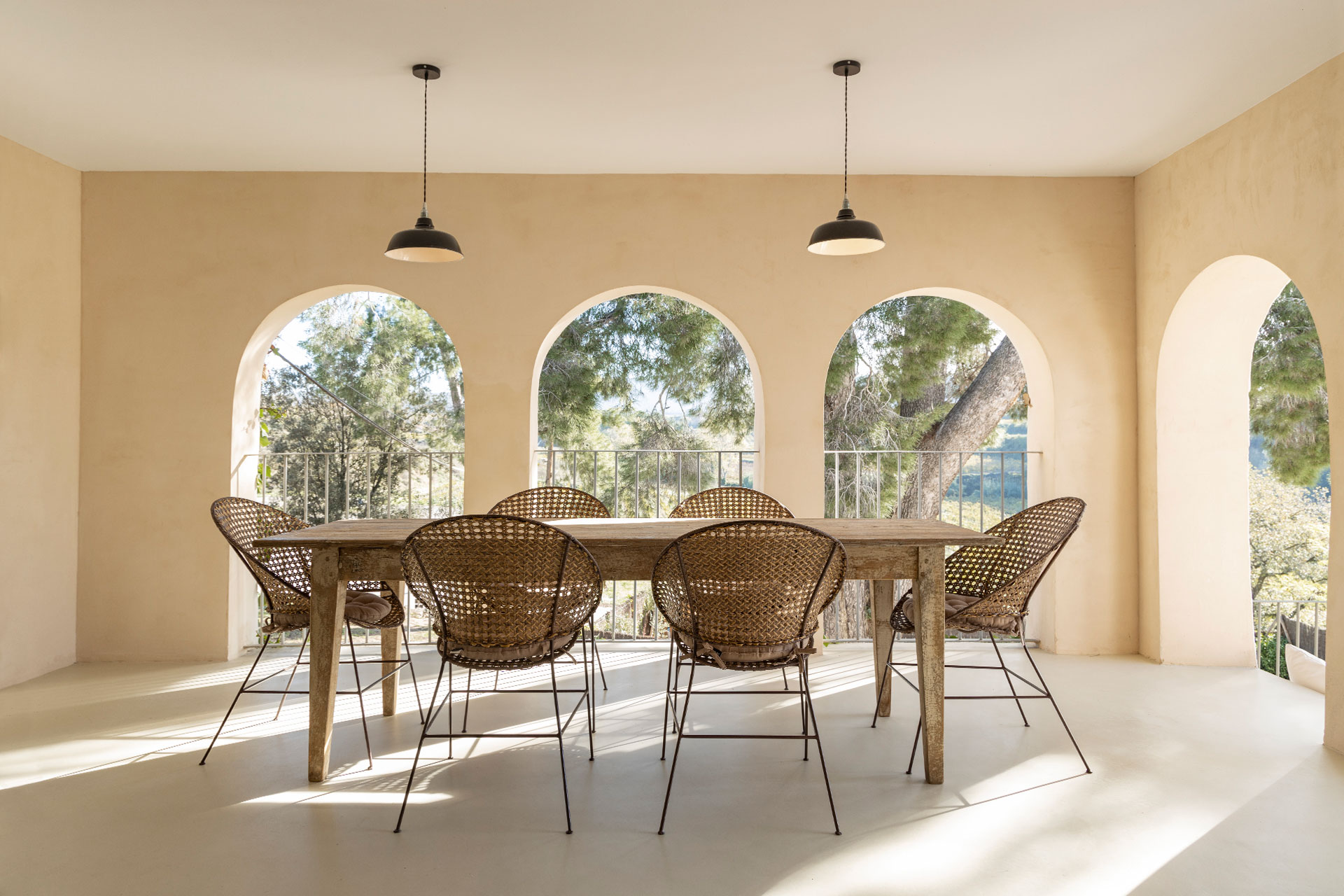 salle à manger sur terrasse couverte ouverture arches décoration rustique chic et naturelle ferme du 18e siècle rénovée Mas Grimosach
