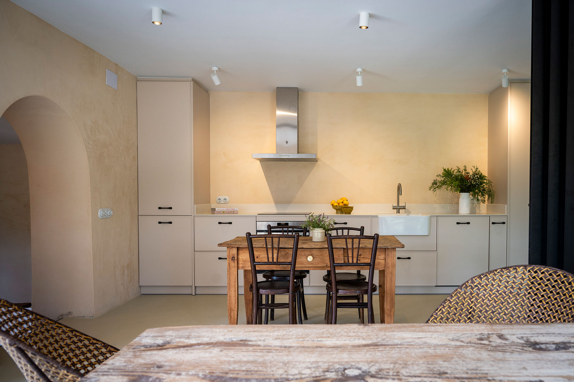 cuisine contemporaine murs enduits ferme du 18e siècle rénovée Mas Grimosach