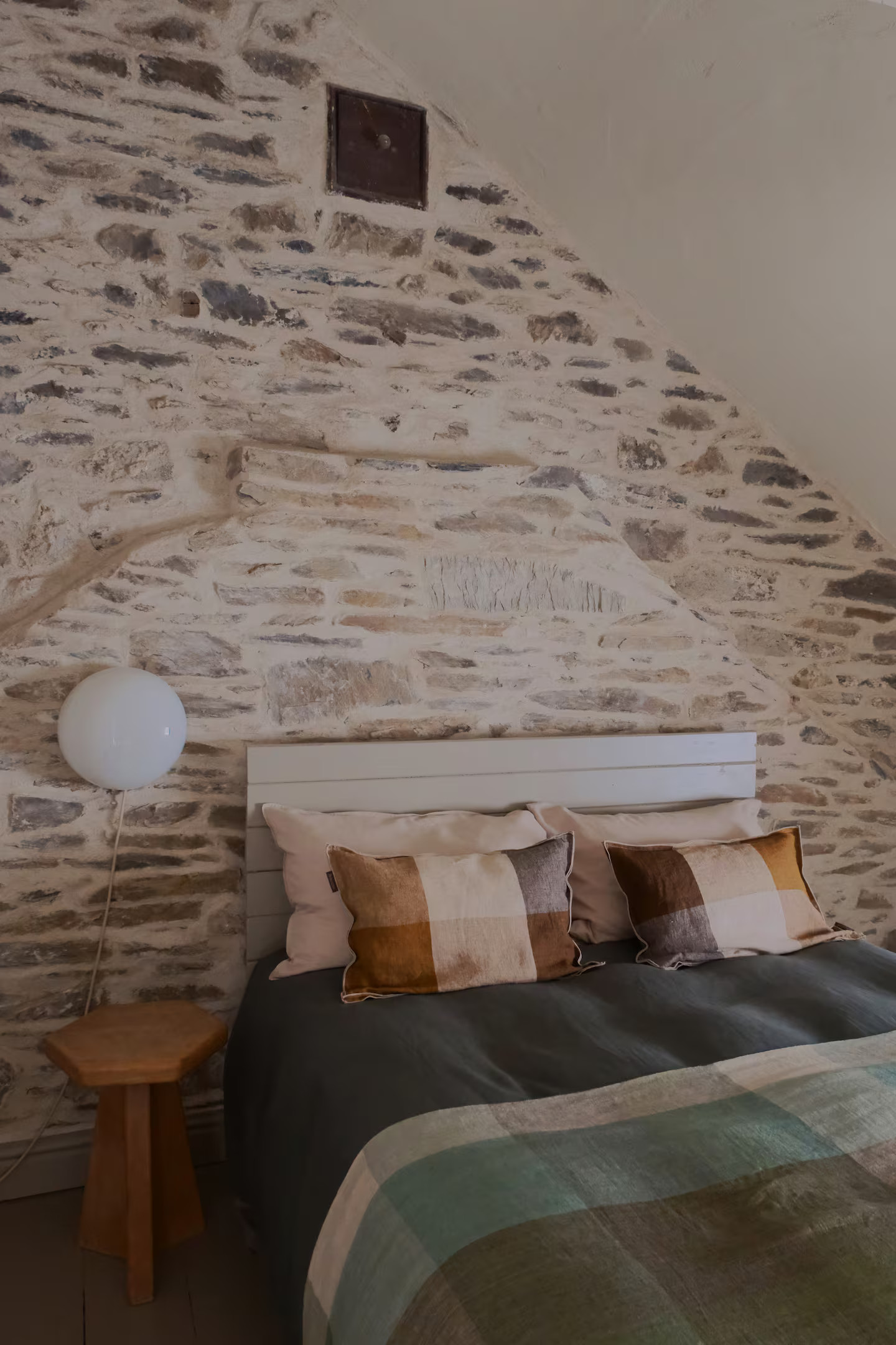 chambre mur de pierres décoration vintage maison Pays de Galles Ty Clai