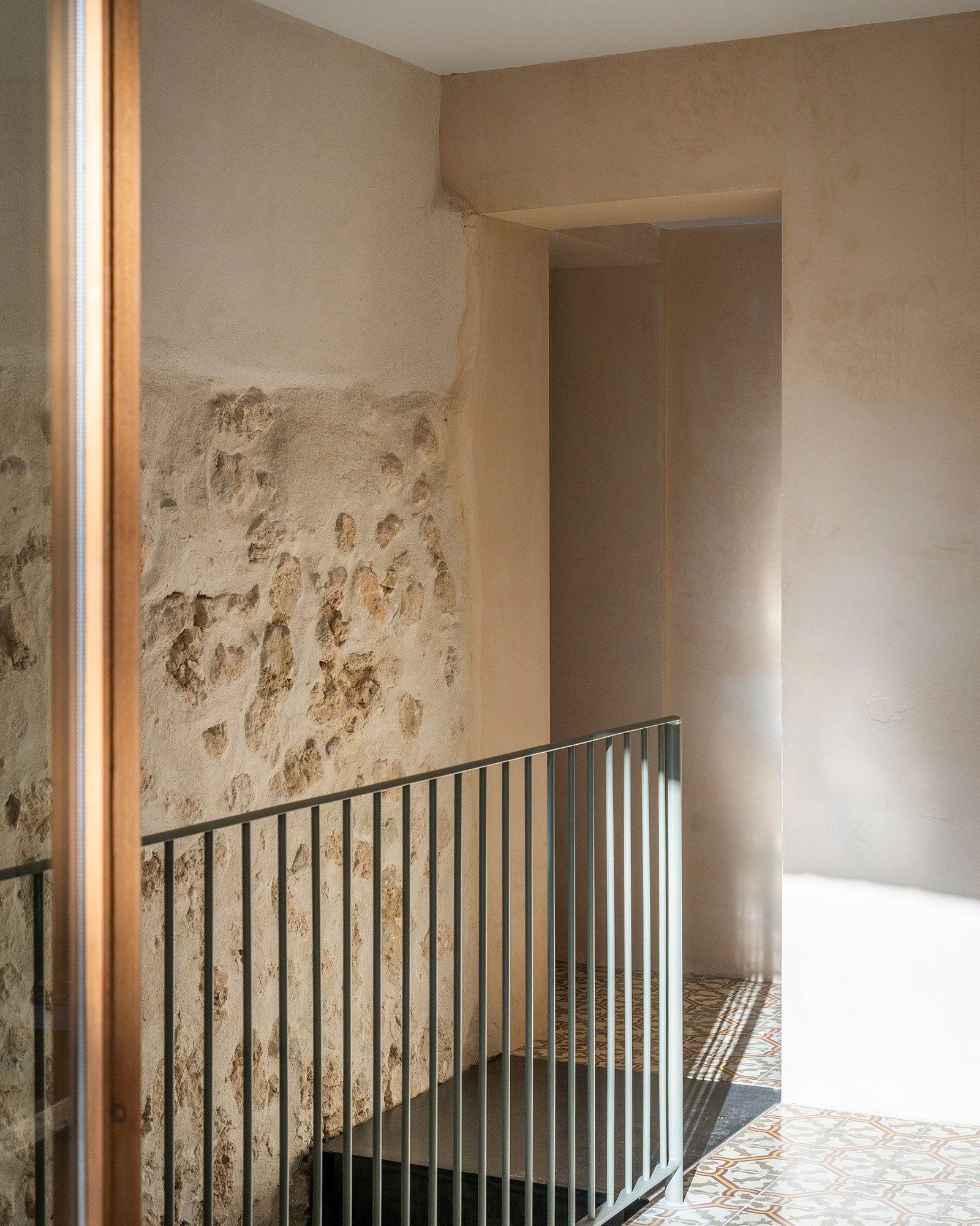 escalier mur de pierres ferme du 18e siècle rénovée Mas Grimosach