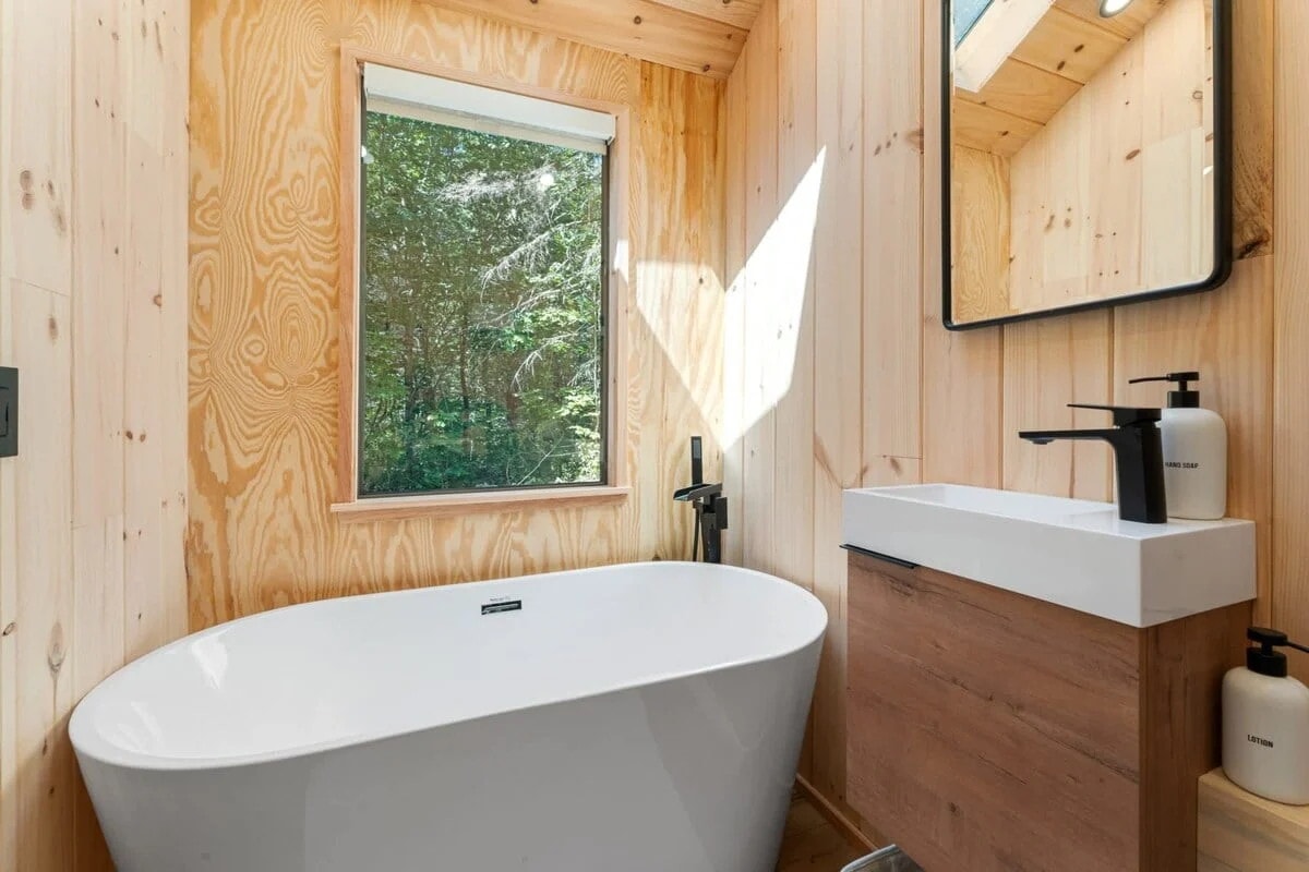 salle de bain tiny house nordique Luna Nook Maine