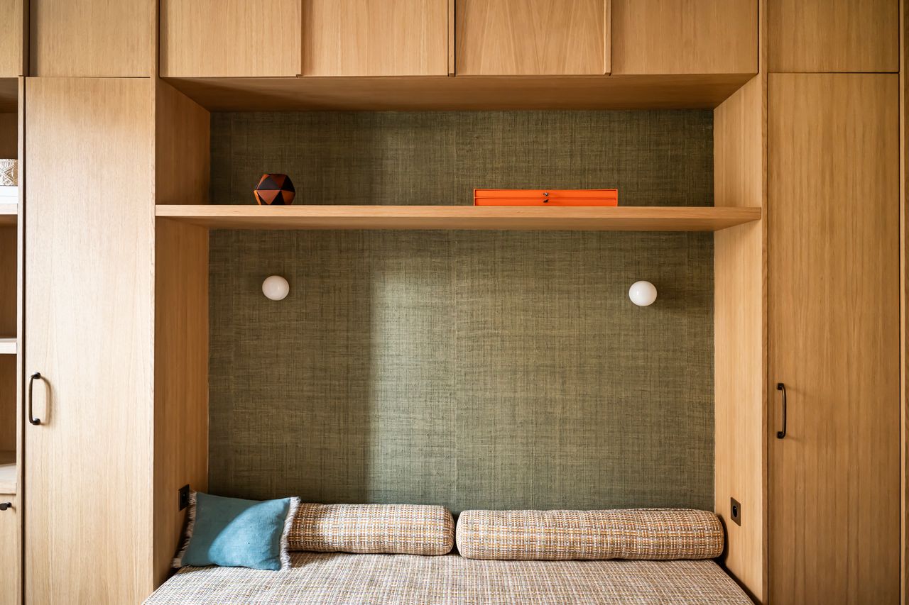 chambre avec meuble pont appartement Paris Photo : © Julien Pépy