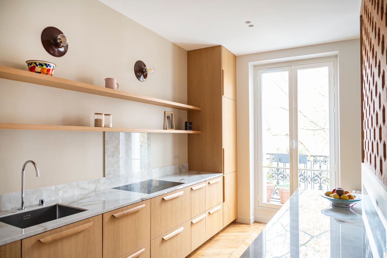 cuisine avec claustra Hives Mutina décoration contemporaine appartement haussmannien rénové Paris Photo : © Julien Pépy