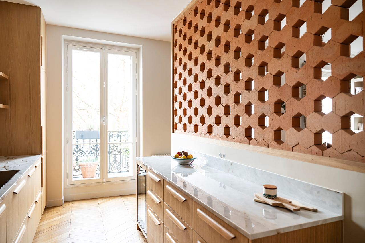 cuisine avec claustra Hives Mutina décoration contemporaine appartement haussmannien rénové Paris Photo : © Julien Pépy