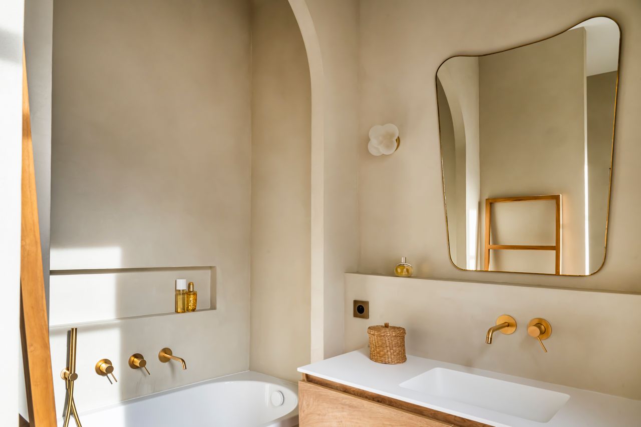 salle de bain murs enduits appartement Paris Photo : © Julien Pépy
