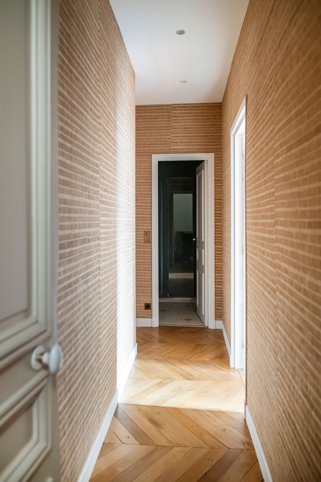 couloir papier-peint appartement Paris Photo : © Julien Pépy