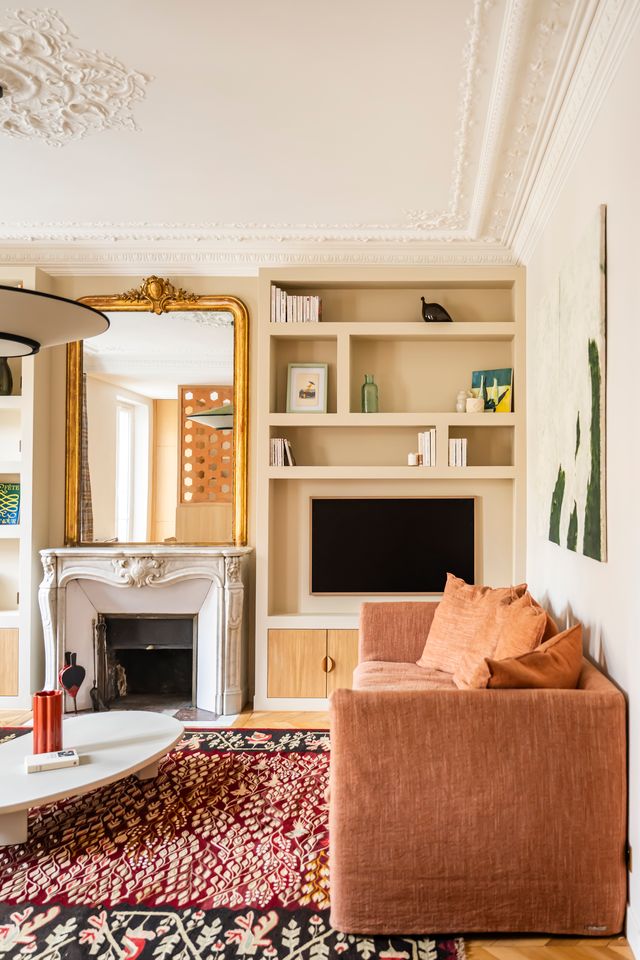 salon avec cheminée et moulures décoration contemporaine appartement haussmannien rénové Paris Photo : © Julien Pépy