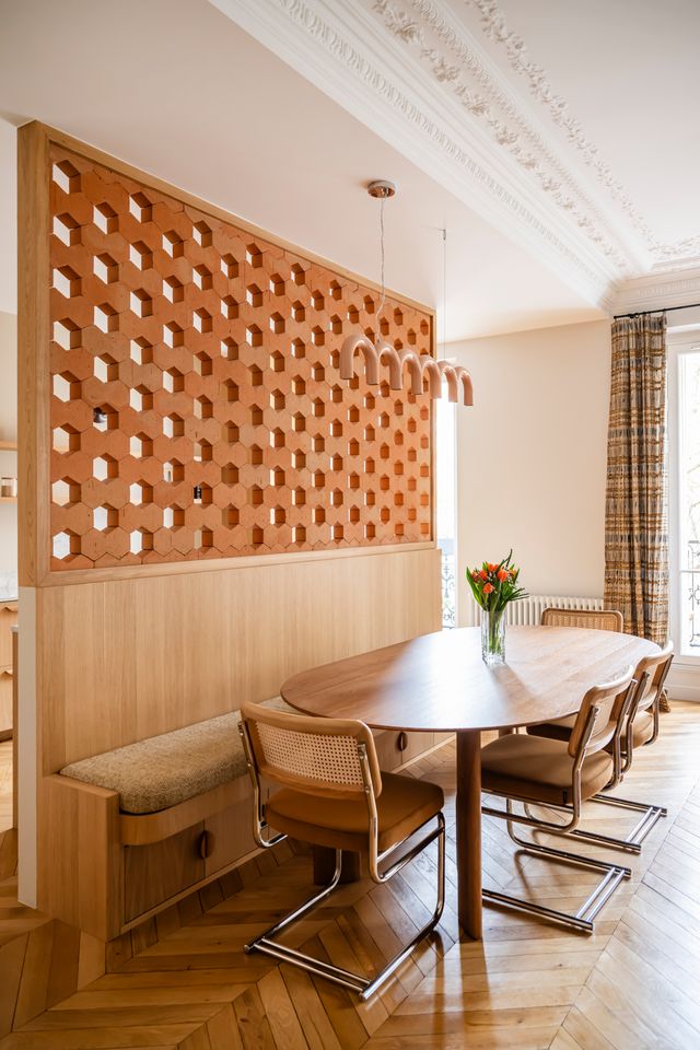 salle à manger avec claustra Hives Mutina et moulures décoration contemporaine appartement haussmannien rénové Paris Photo : © Julien Pépy