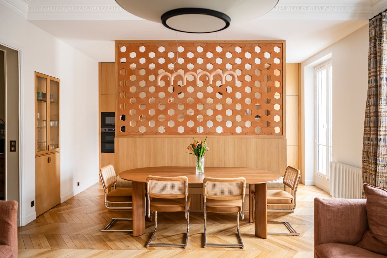 salle à manger avec claustra Hives Mutina et moulures décoration contemporaine appartement haussmannien rénové Paris Photo : © Julien Pépy