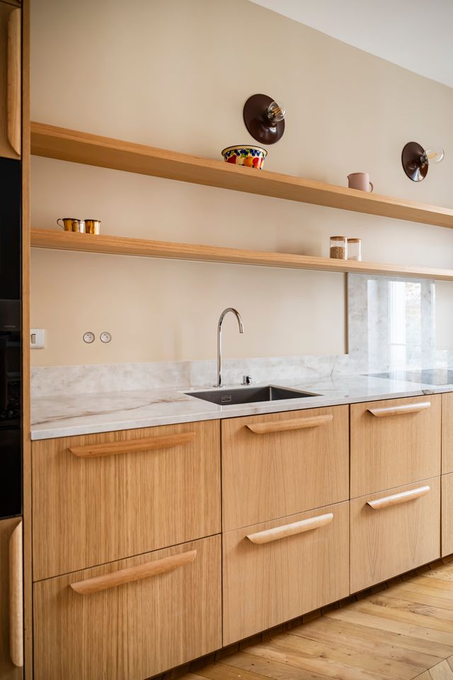 cuisine bois et marbre décoration contemporaine appartement haussmannien rénové Paris Photo : © Julien Pépy