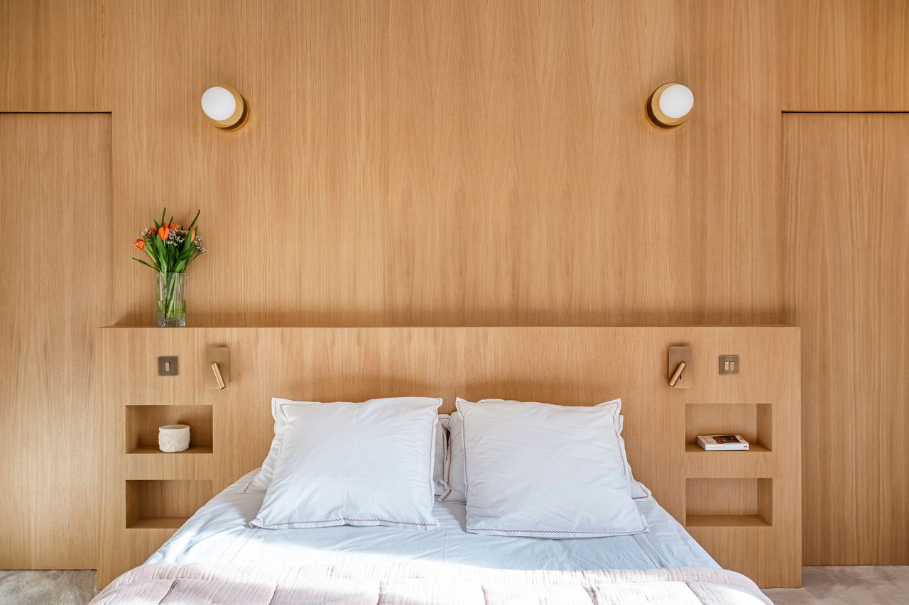 chambre mur bois décoration contemporaine appartement haussmannien rénové Paris Photo : © Julien Pépy