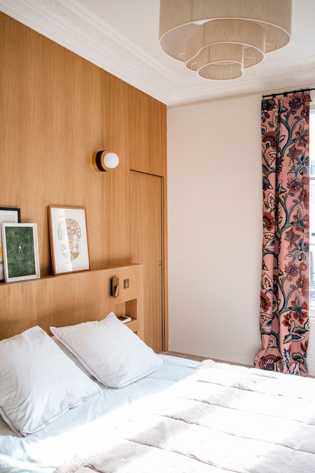 chambre mur bois décoration contemporaine appartement haussmannien rénové Paris Photo : © Julien Pépy