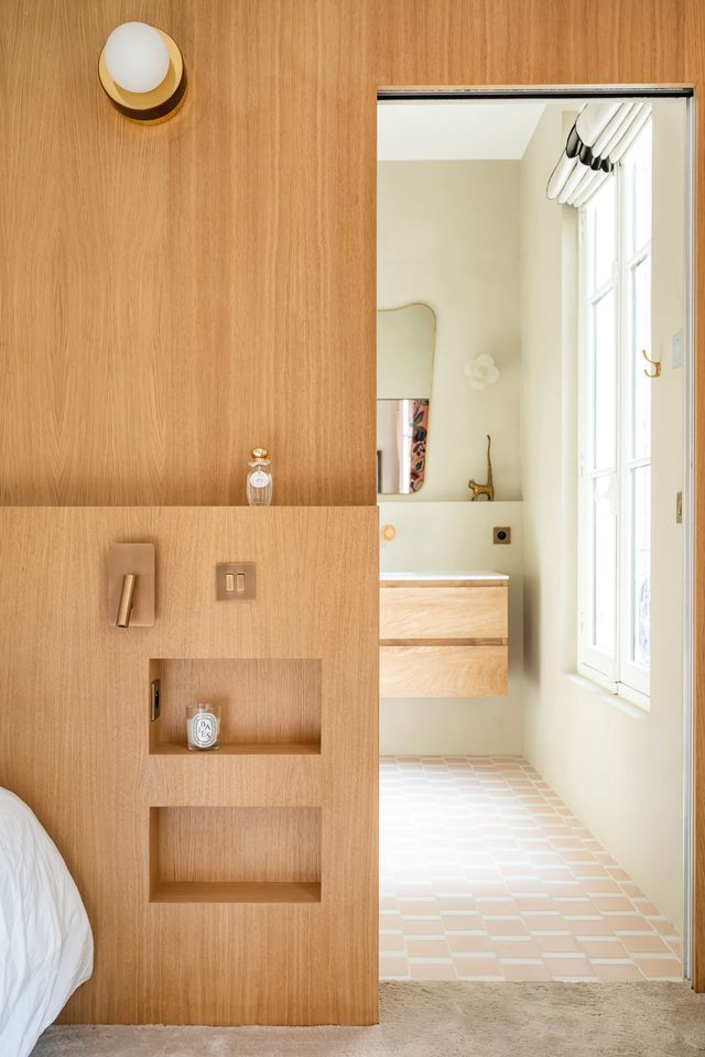 chambre mur bois et salle de bain décoration contemporaine appartement haussmannien rénové Paris Photo : © Julien Pépy