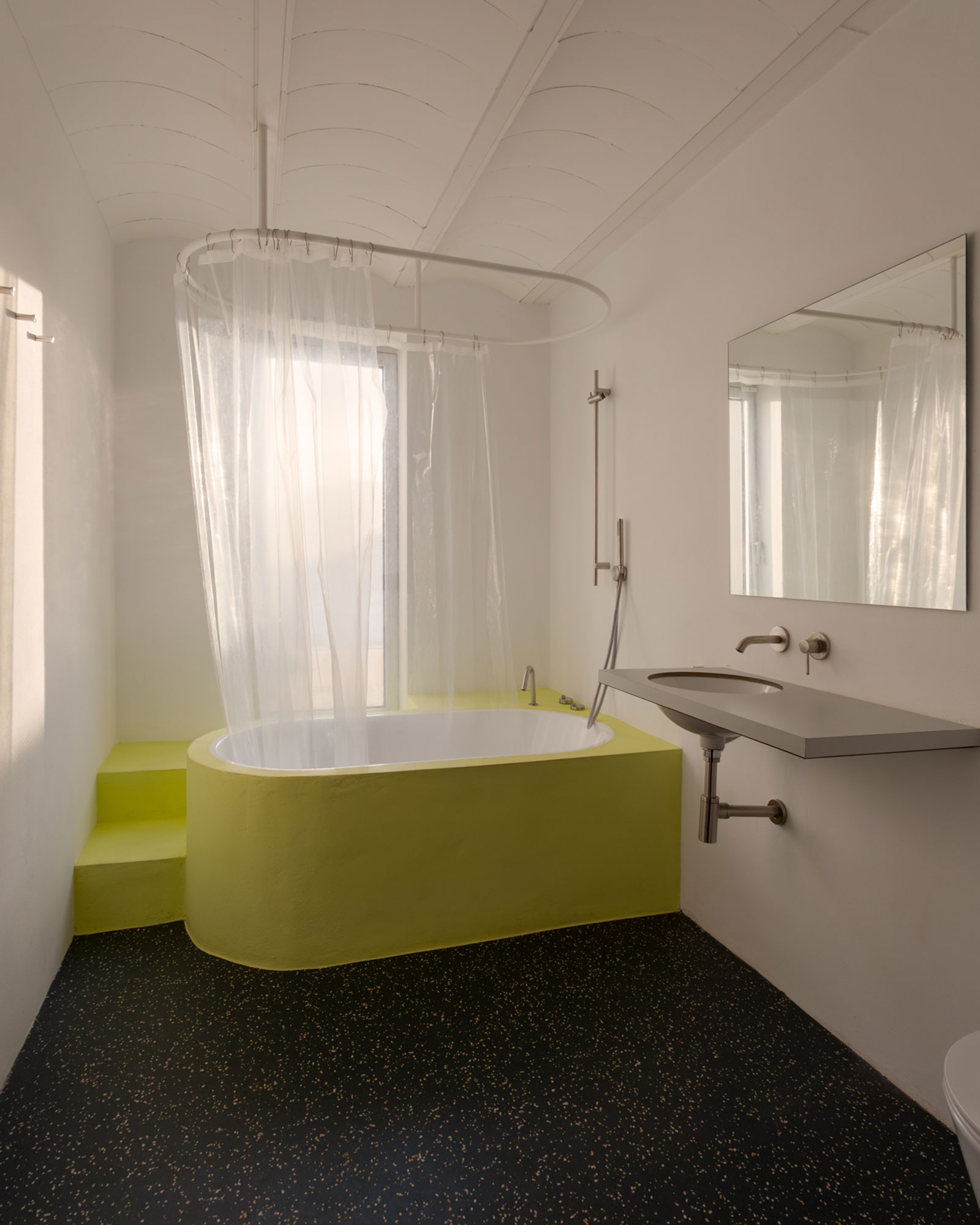 salle de bain vintage sixties baignoire jaune