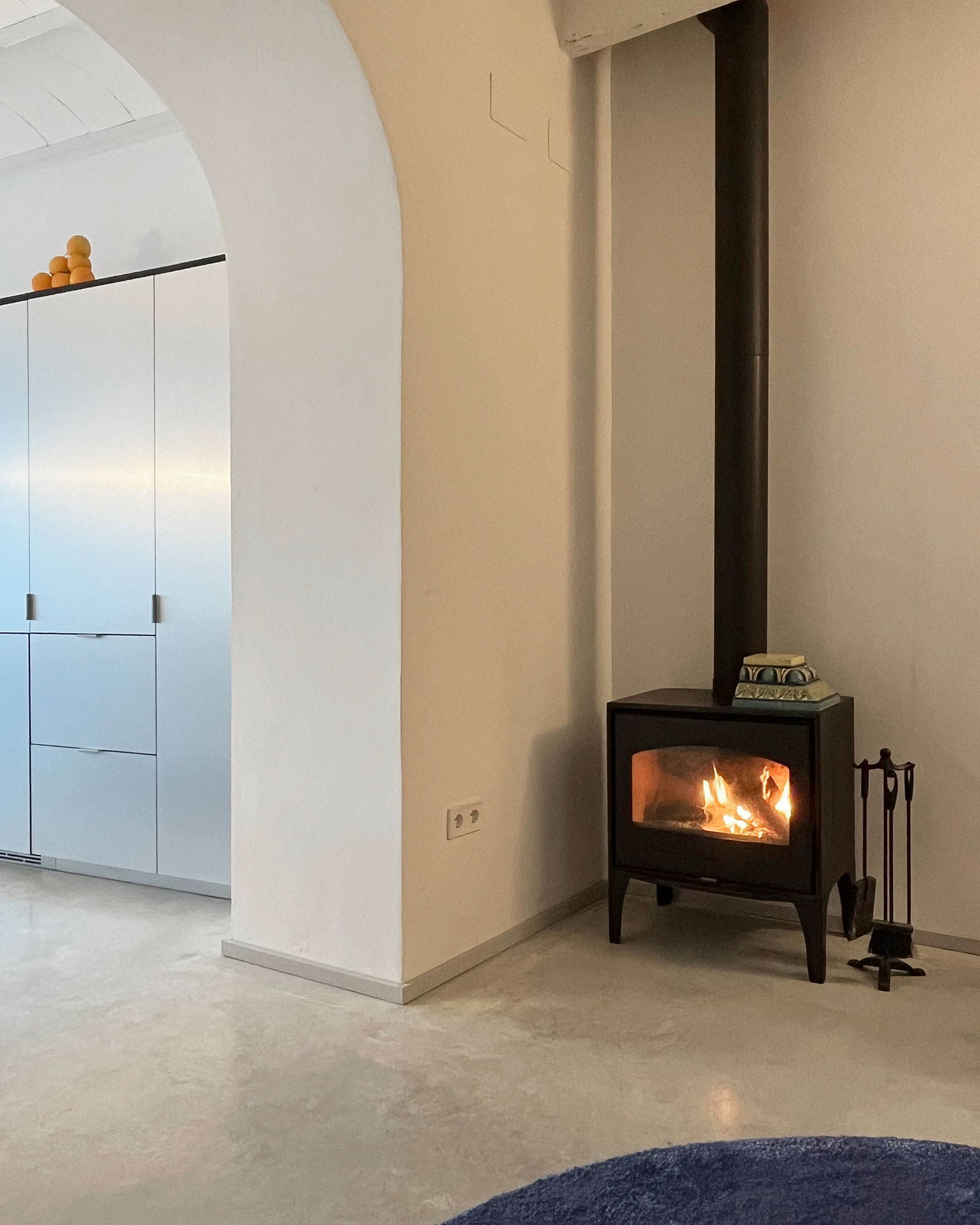 salon avec poêle à bois maison de village centenaire avec patio rénovée Andalousie