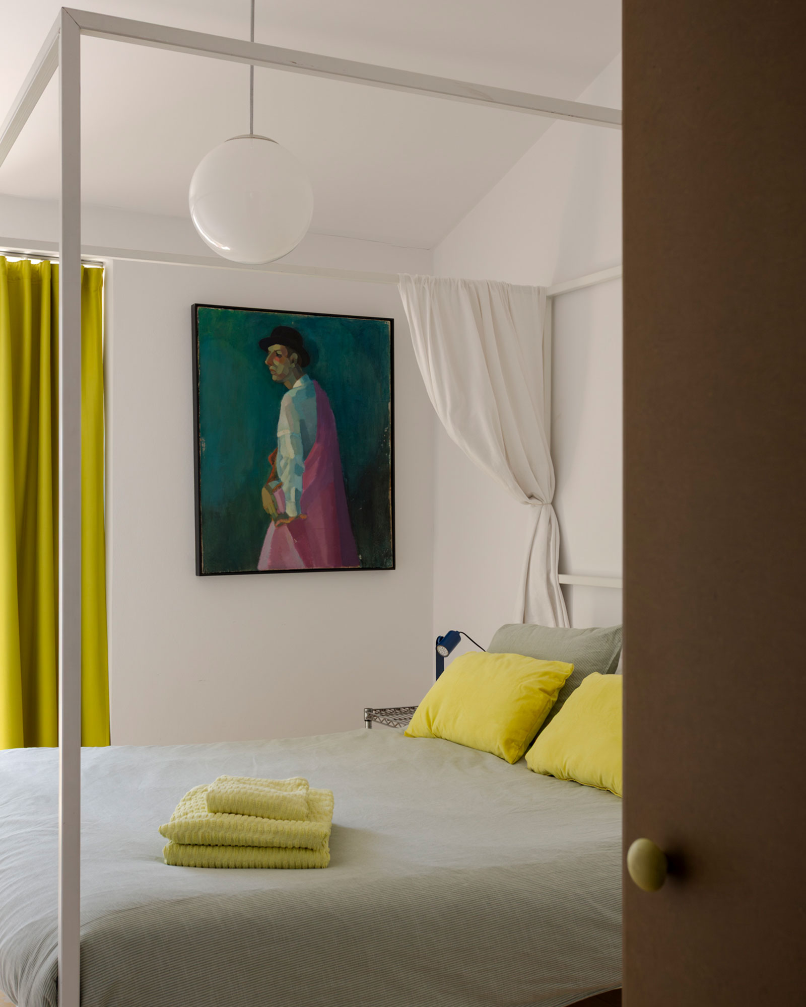 chambre avec lit baldaquin blanc