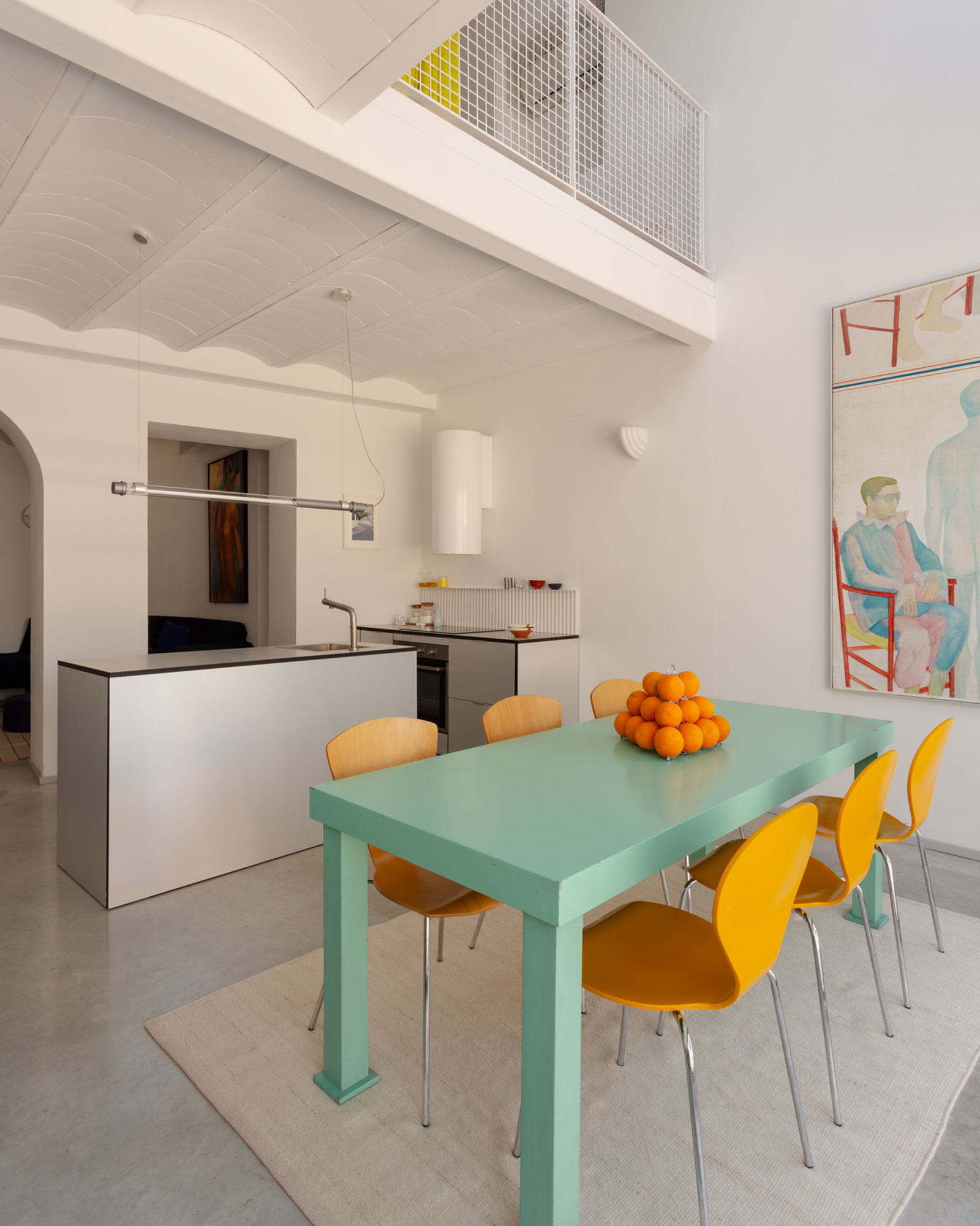 cuisine et salle à manger style design avec mezzanine maison de village centenaire avec patio rénovée Andalousie