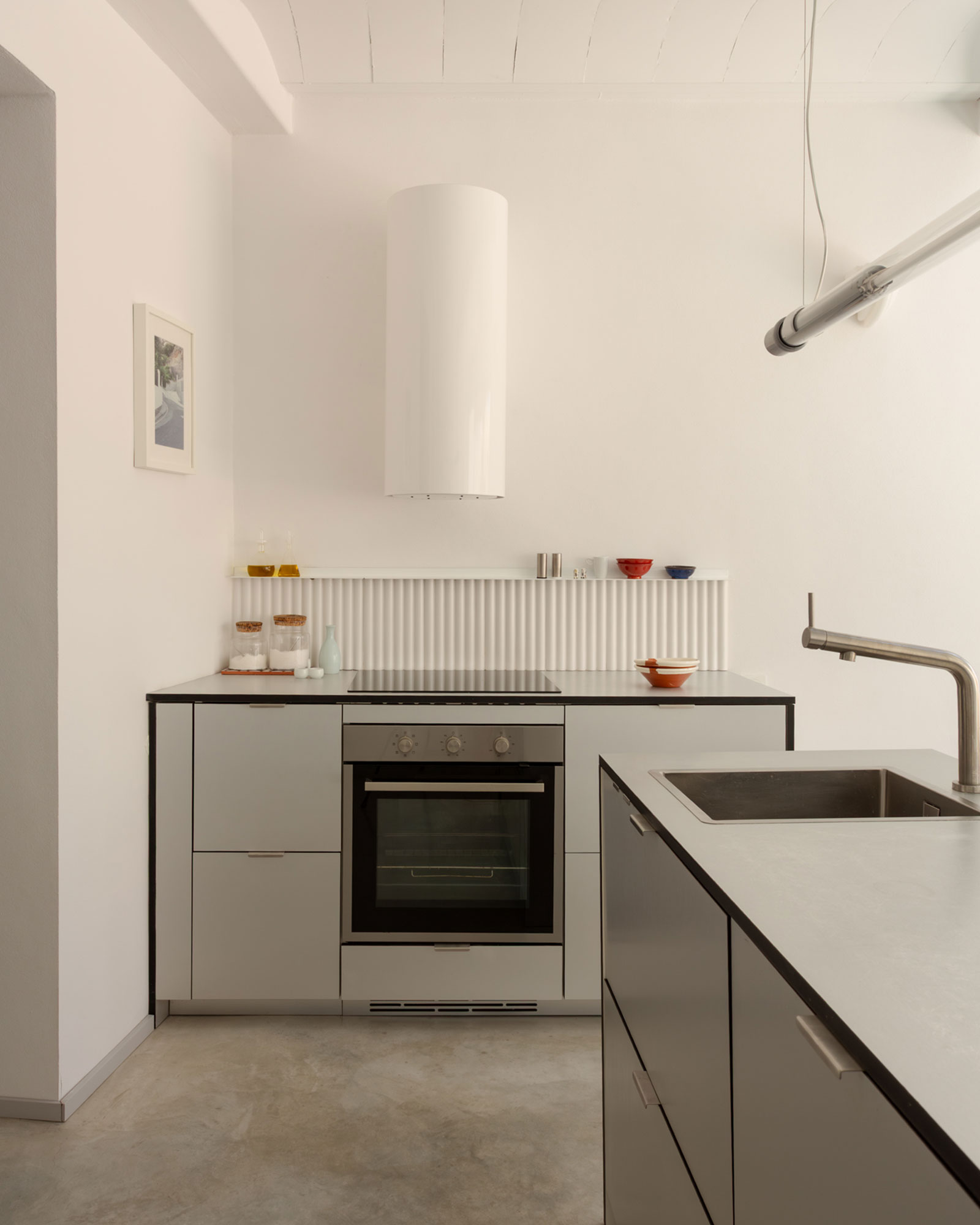 cuisine grise design maison de village centenaire avec patio rénovée Andalousie