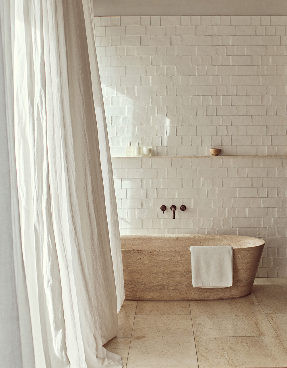 salle de bain décoration naturelle baignoire îlot en travertin salle de bain décoration naturelle baignoire îlot en travertin