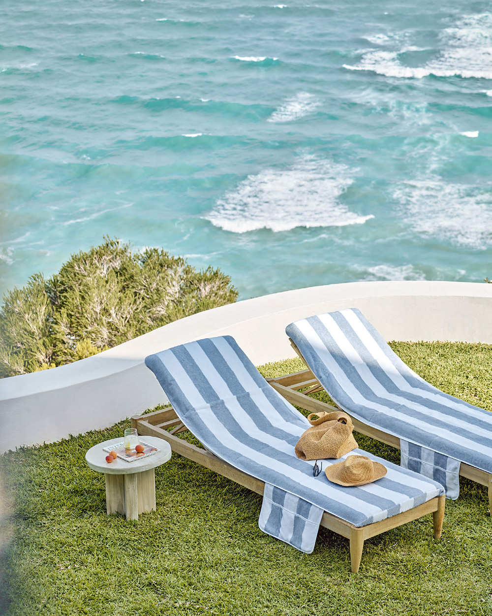 terrasse engazonnée en bord de mer avec transats rayés terrasse engazonnée en bord de mer avec transats rayés