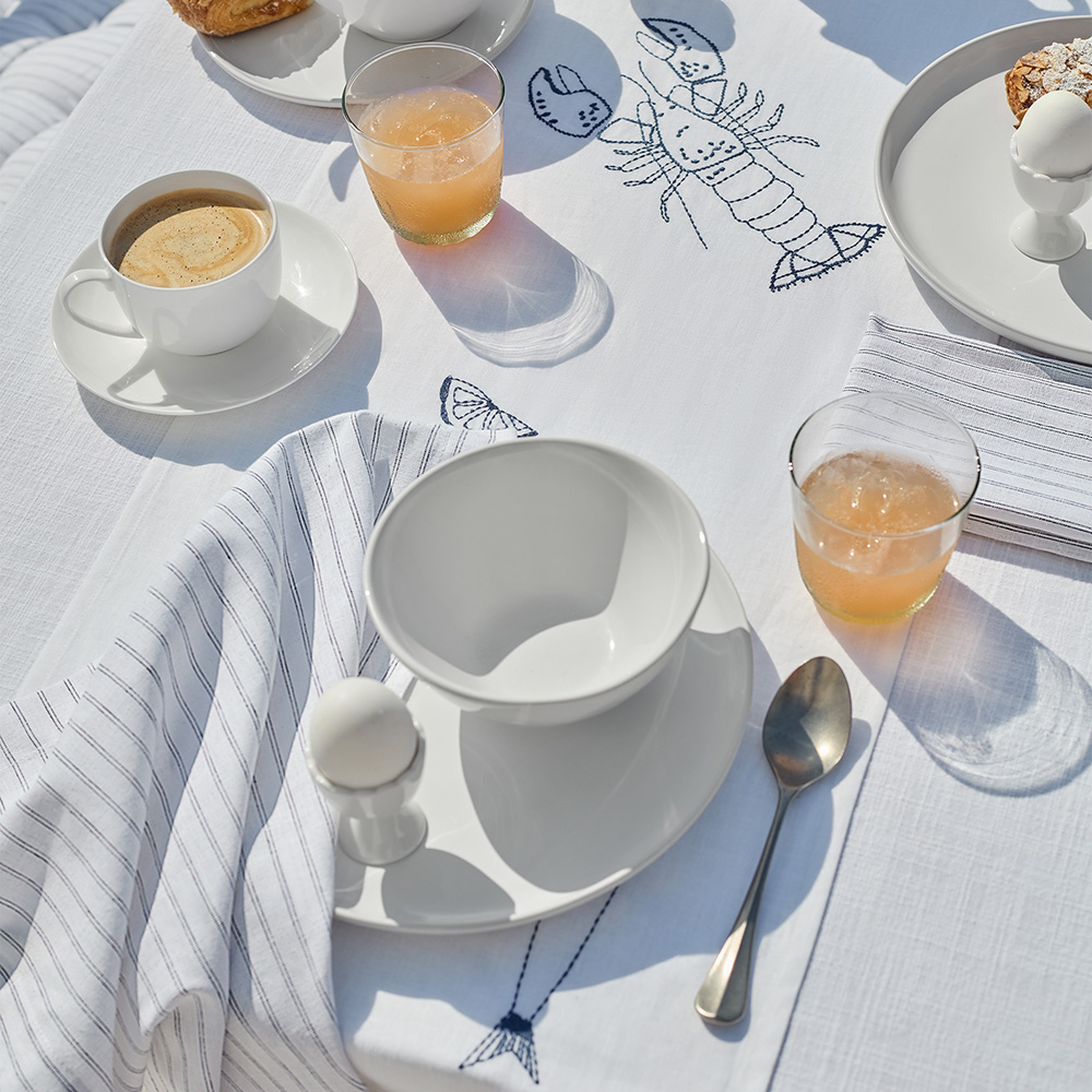 table avec vaisselle et nappe The White Company 2026 table avec vaisselle et nappe The White Company 2026