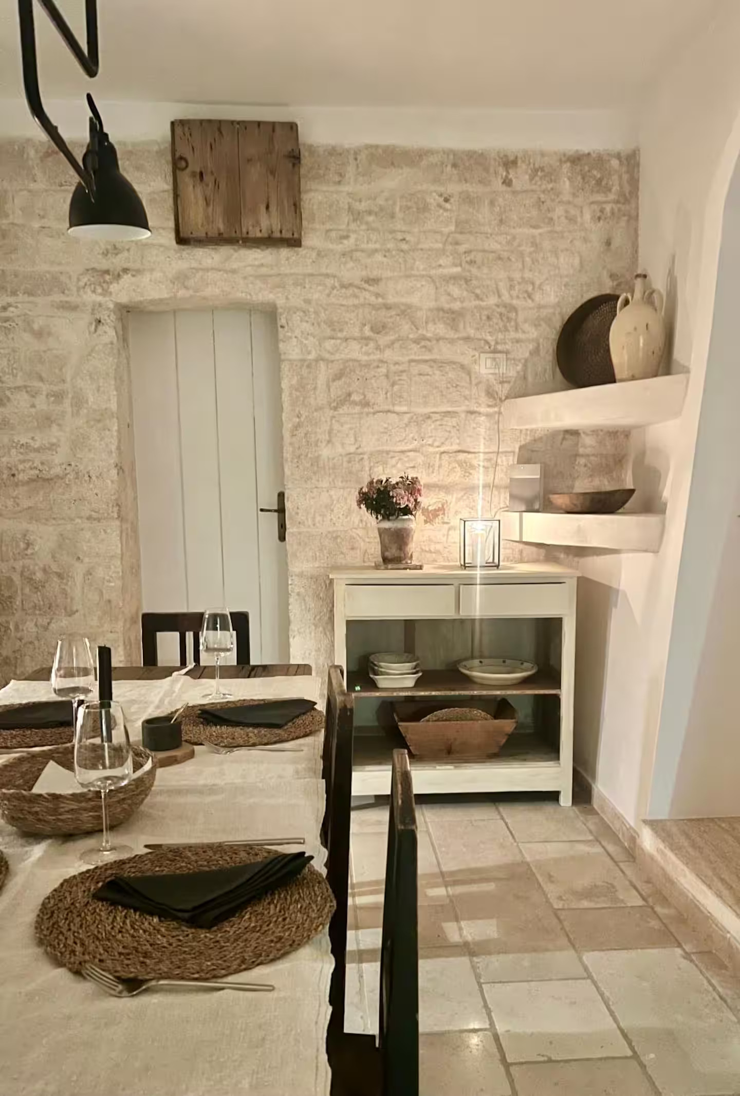 salle à manger mur de pierre trullo des Pouilles rénové décoration rustique chic Trullo Falco