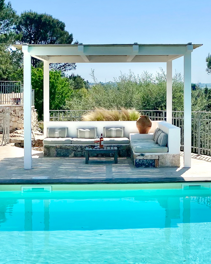 piscine avec terrasse et pergola trullo des Pouilles rénové Trullo Falco